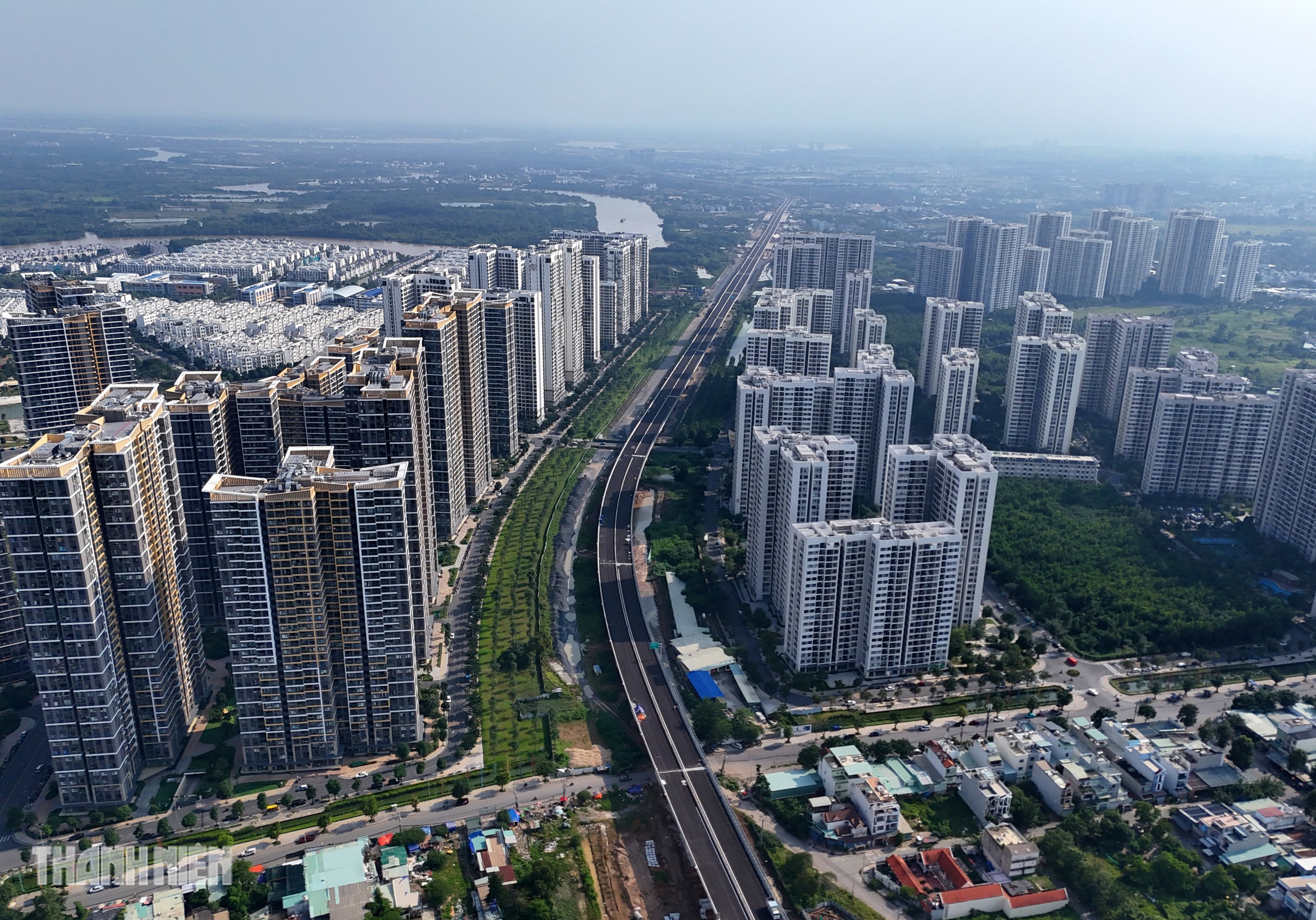 Cận cảnh tường chống ồn Vành đai 3 TP.HCM xuyên qua Vinhomes Grand Park- Ảnh 1.