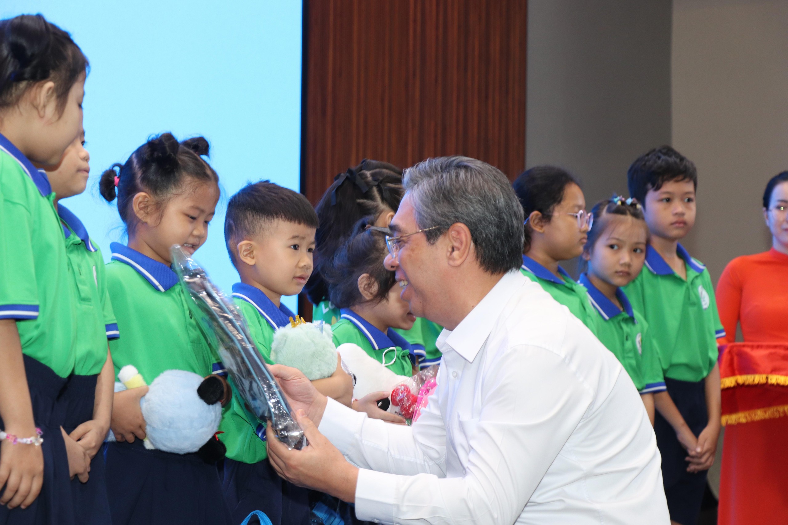 Lễ khai giảng đặc biệt của bệnh nhi ung thư: 'Con mong hết bệnh để đến trường' - Ảnh 1.