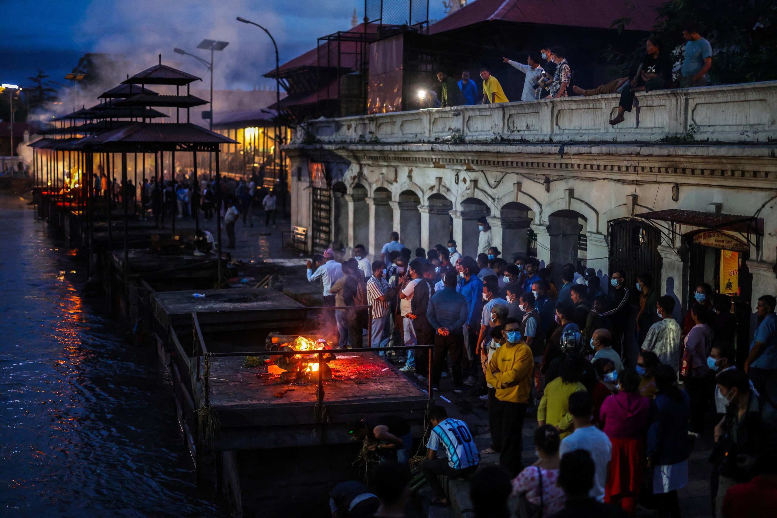 Nepal: Hỏa táng hình nhân thay thi thể, hàng nghìn gia đình chờ tin người mất tích - Ảnh 1.
