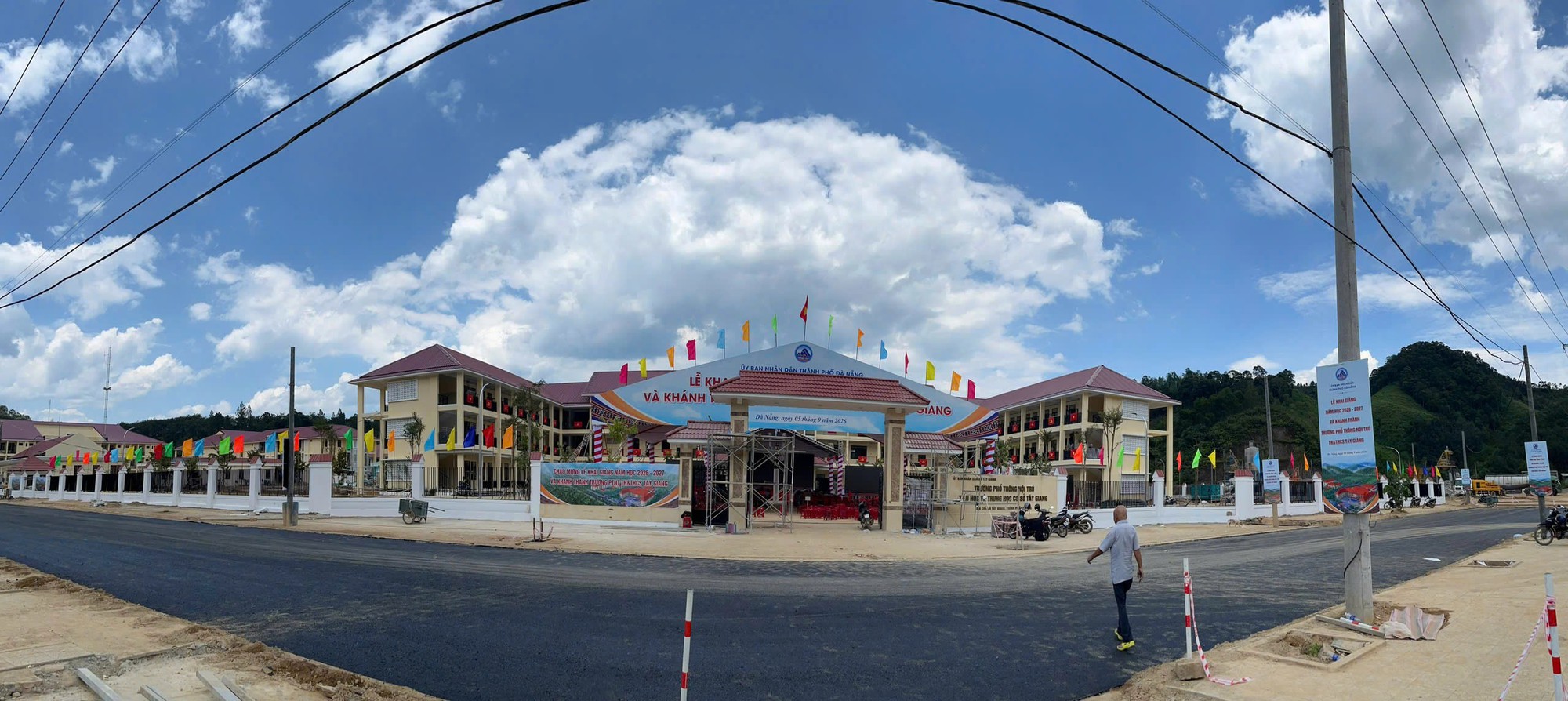 Đ&agrave; Nẵng: Cận giờ khai giảng, điểm trường miền n&uacute;i tất bật đ&oacute;n học sinh- Ảnh 5.