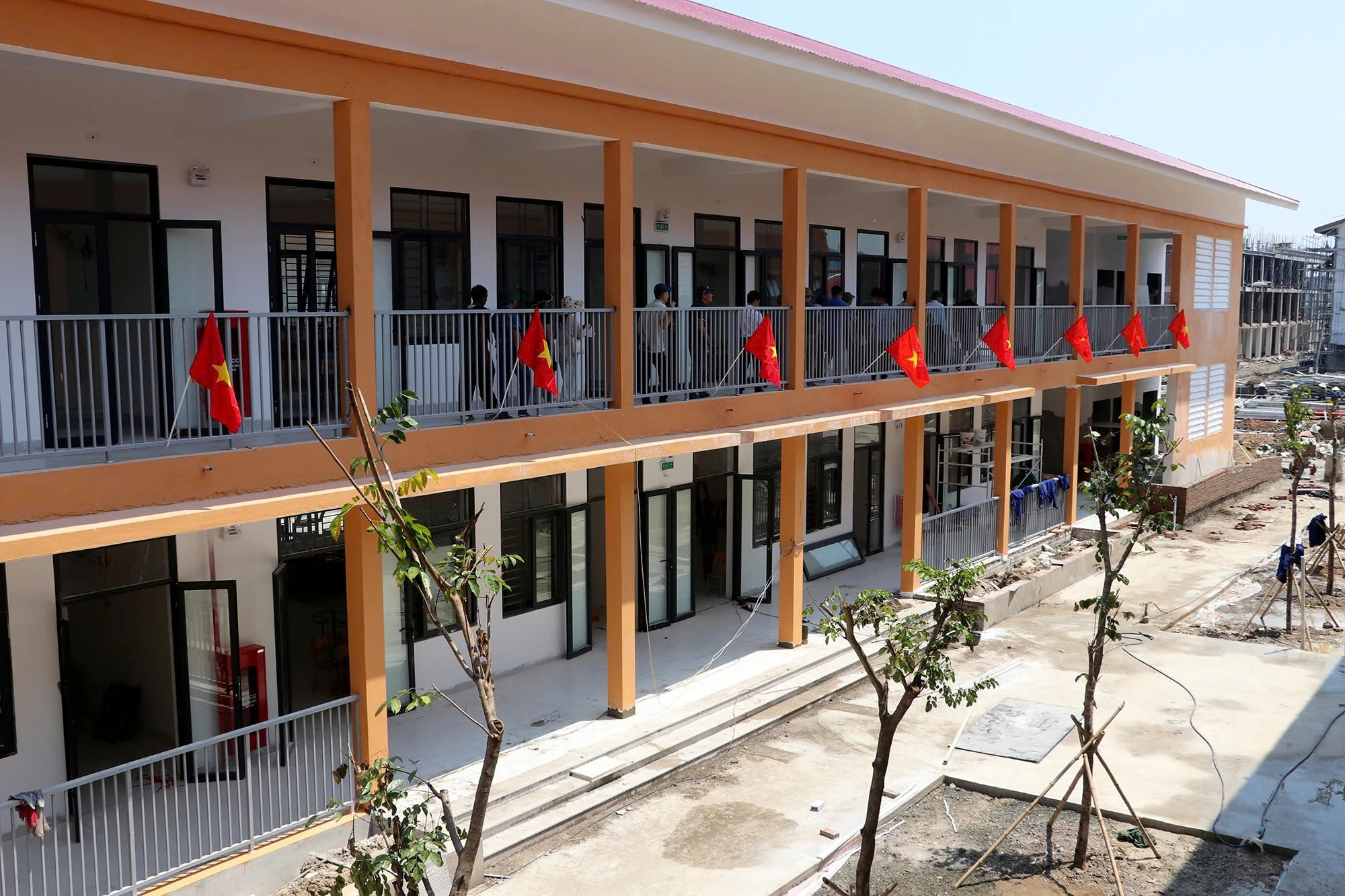Trường nội trú liên cấp biên giới bừng sáng - Ảnh 3.