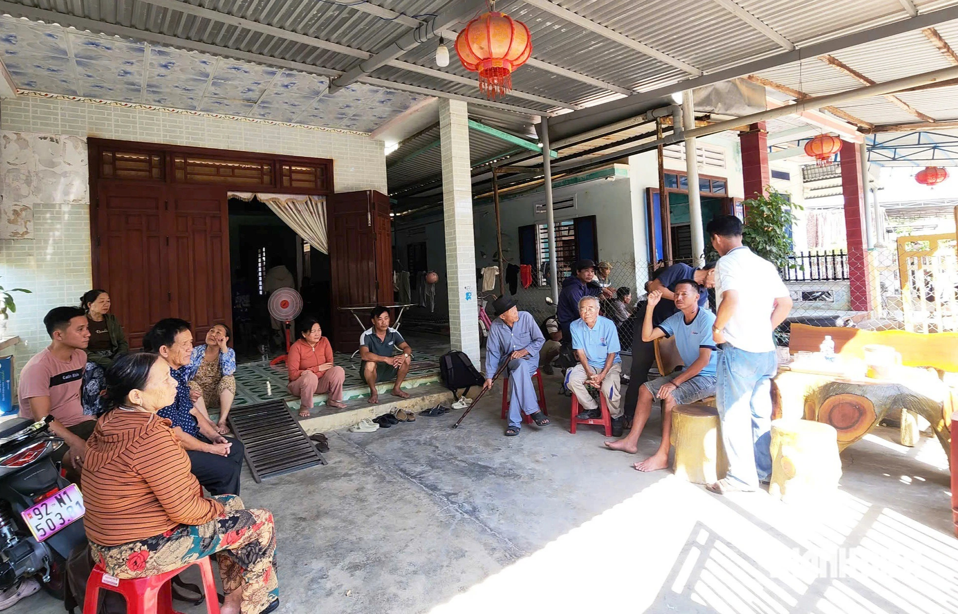 51 ngư dân gặp nạn trên biển: Chia nhau từng giọt nước giữa 4 ngày sinh tử - Ảnh 2.
