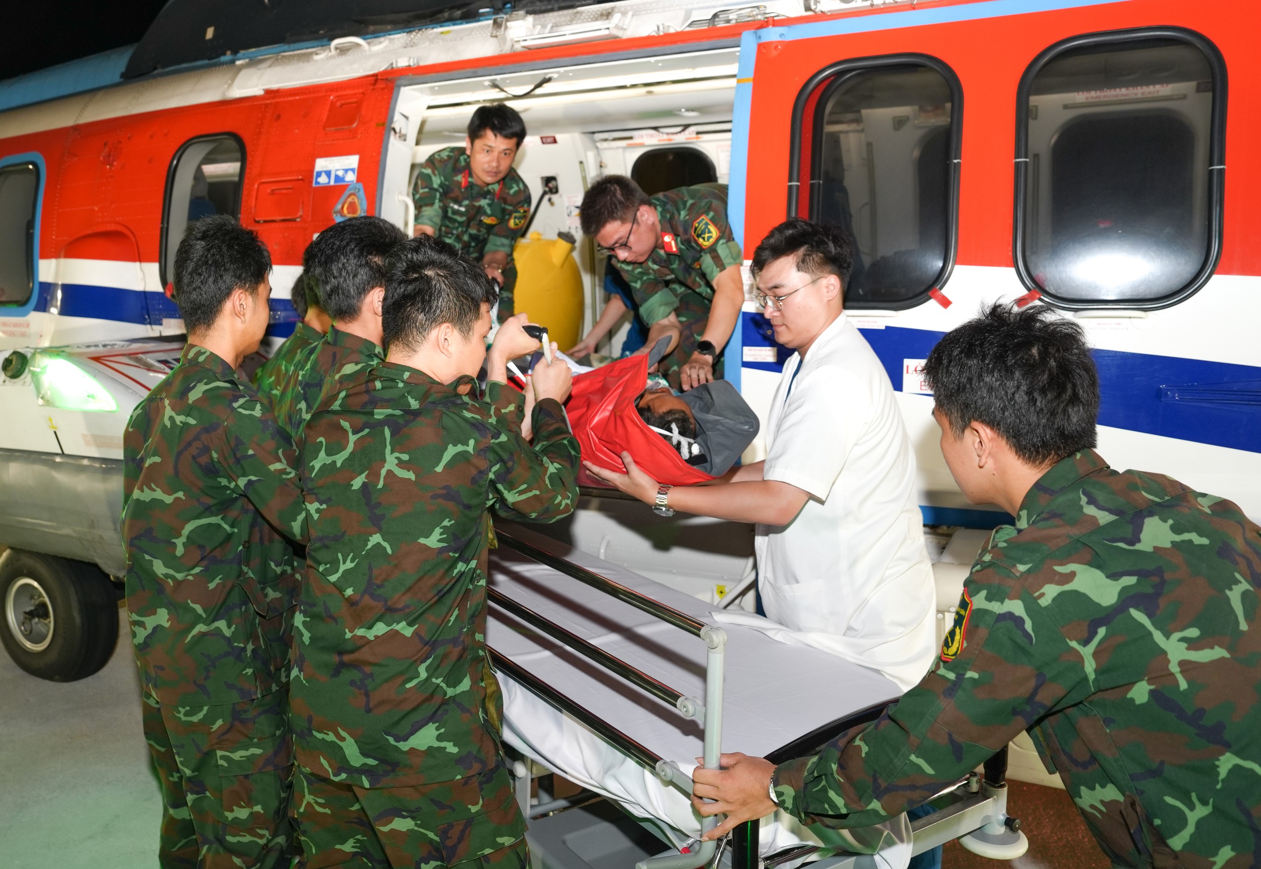 Đưa ngư dân đa chấn thương nặng từ Trường Sa... - Ảnh 1.