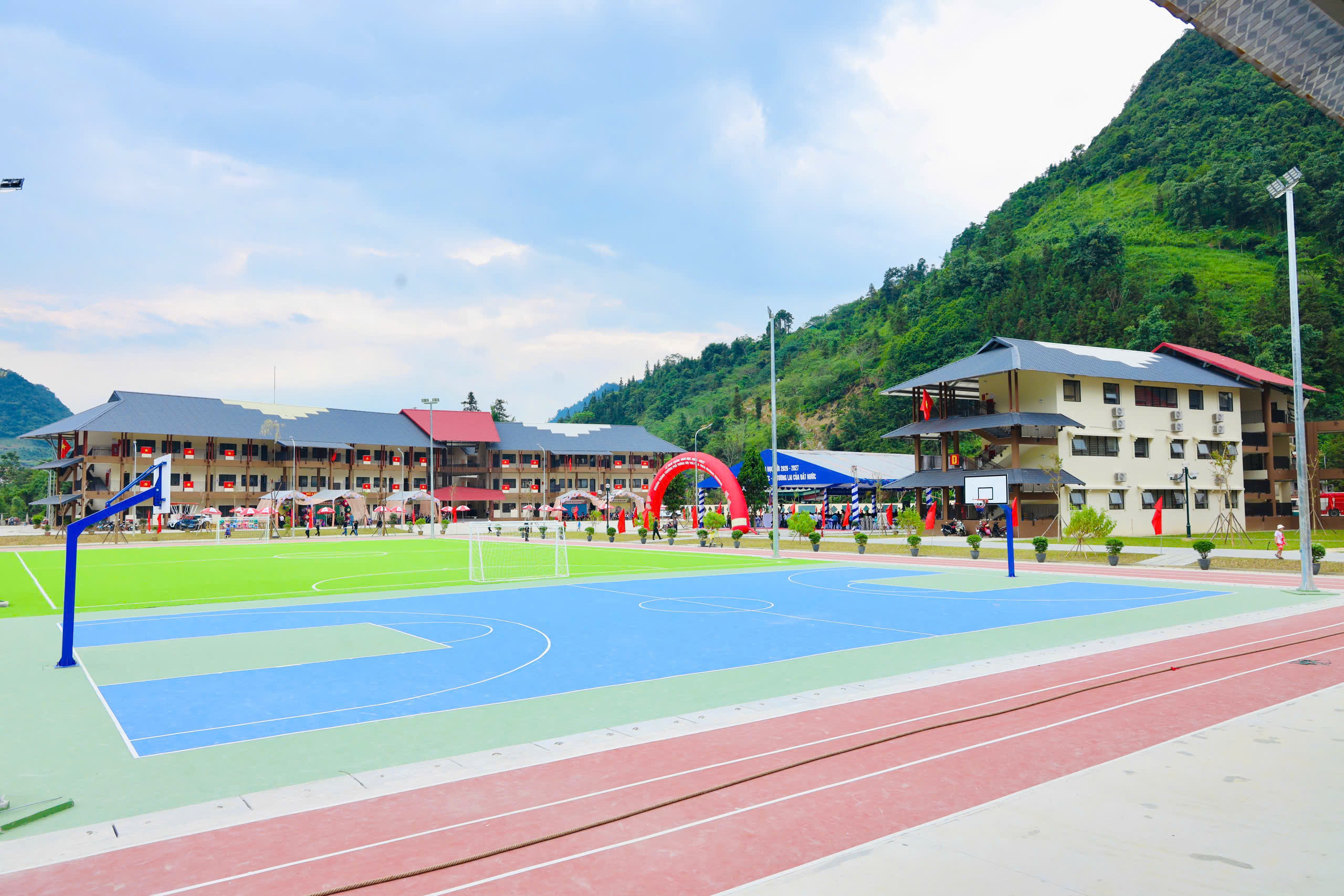 Trường học 241 tỉ đồng vùng biên, điểm cầu trực tiếp lễ khai giảng chung cả nước - Ảnh 7.