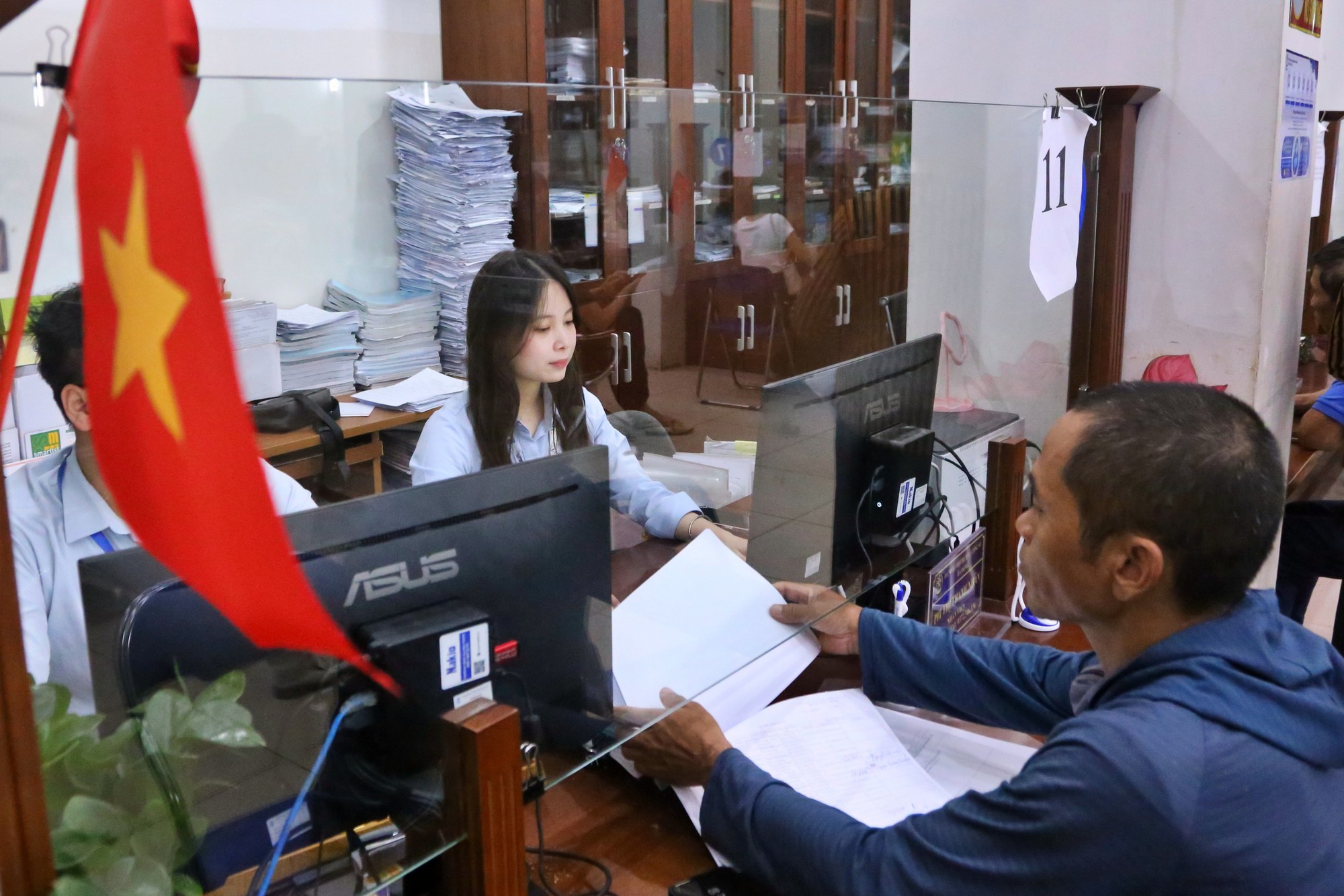 Khai thông năng lực chính quyền 2 cấp: Chiếc áo 'chật' về định biên ở cấp xã- Ảnh 2.