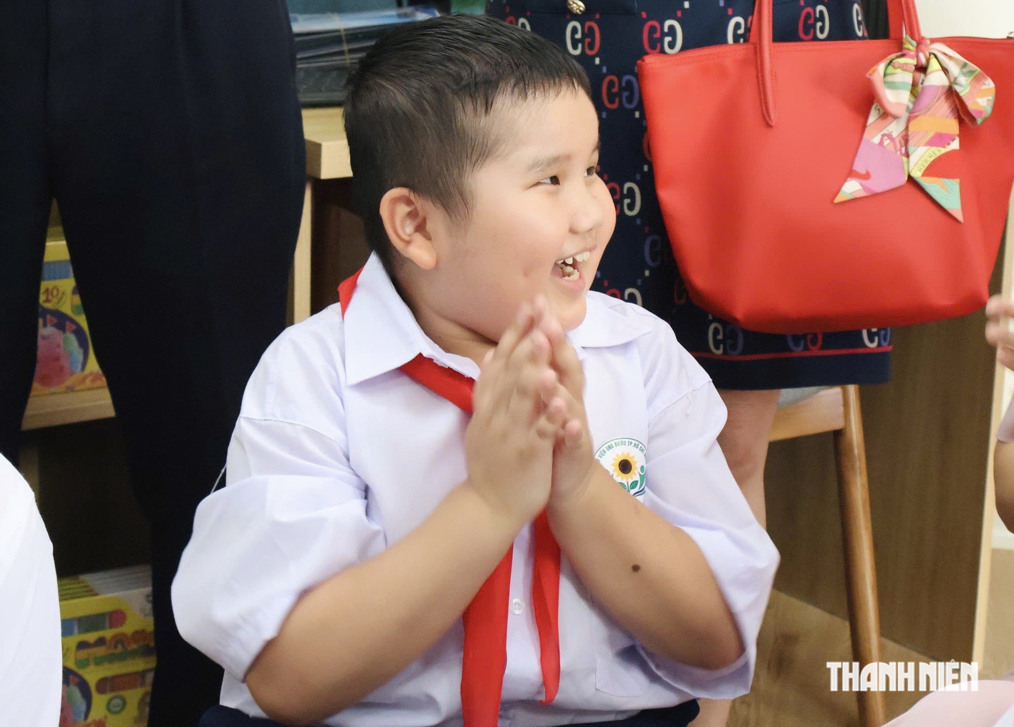 Lễ khai giảng đặc biệt của bệnh nhi ung thư: 'Con mong hết bệnh để đến trường' - Ảnh 2.
