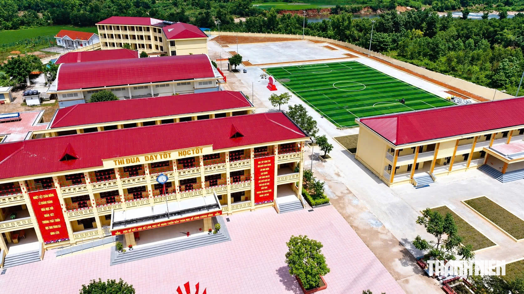 Trường nội trú liên cấp biên giới bừng sáng - Ảnh 1.