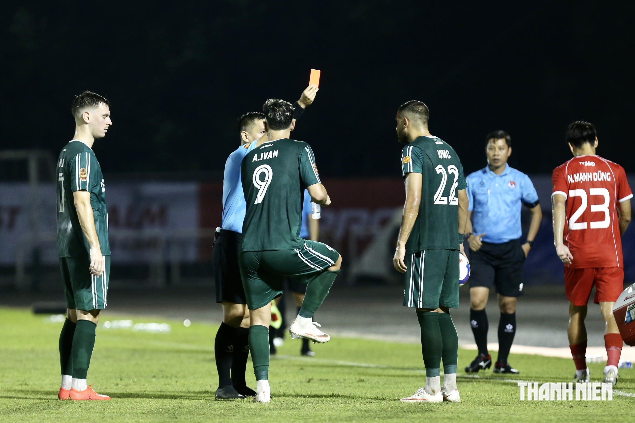 Jovic nhận thẻ đỏ trực tiếp sau pha phạm lỗi nguy hiểm