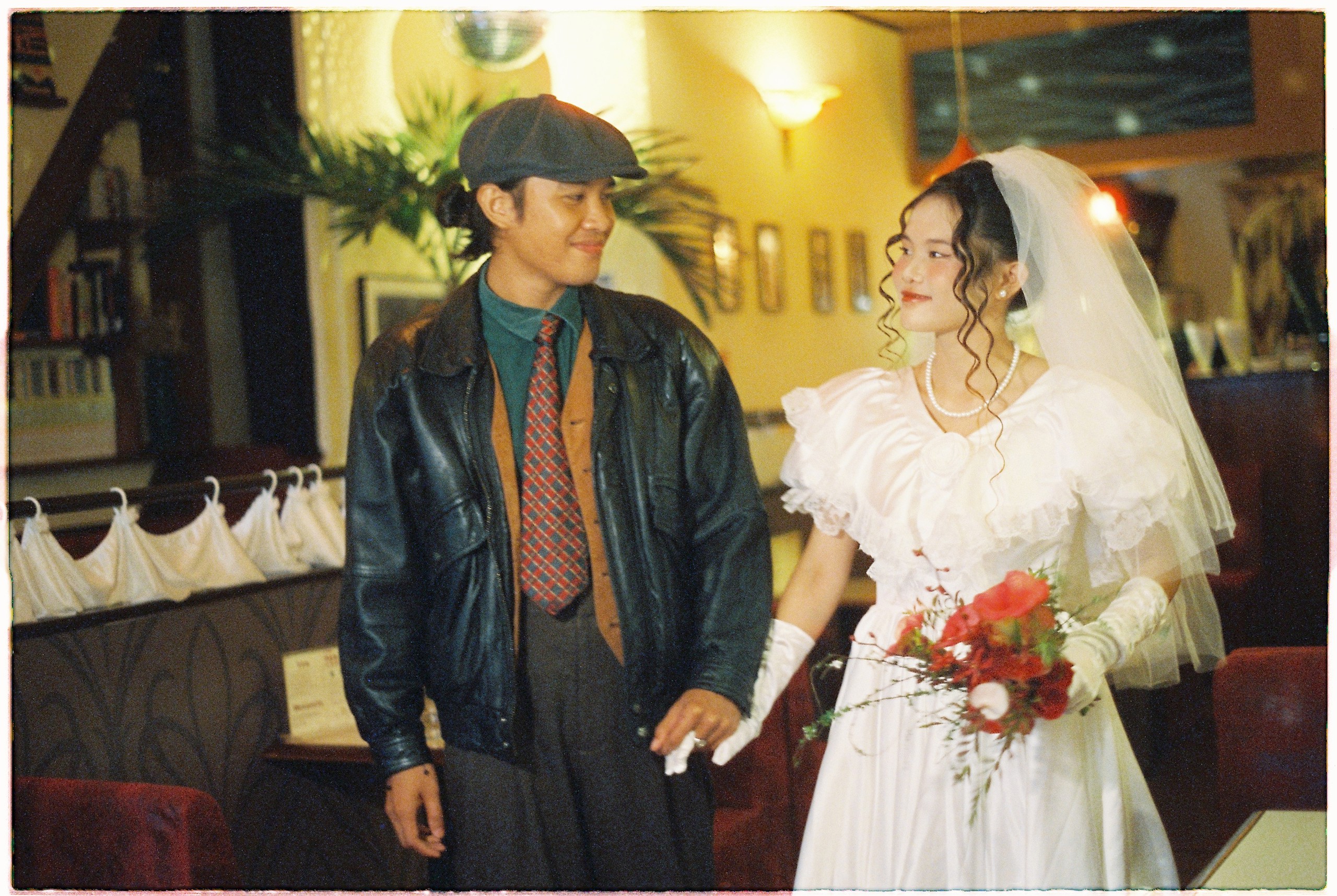 Cặp đôi làm lễ ăn hỏi như thời ba mẹ, bạn bè tặng bịch đường, nước mắm - Ảnh 9.