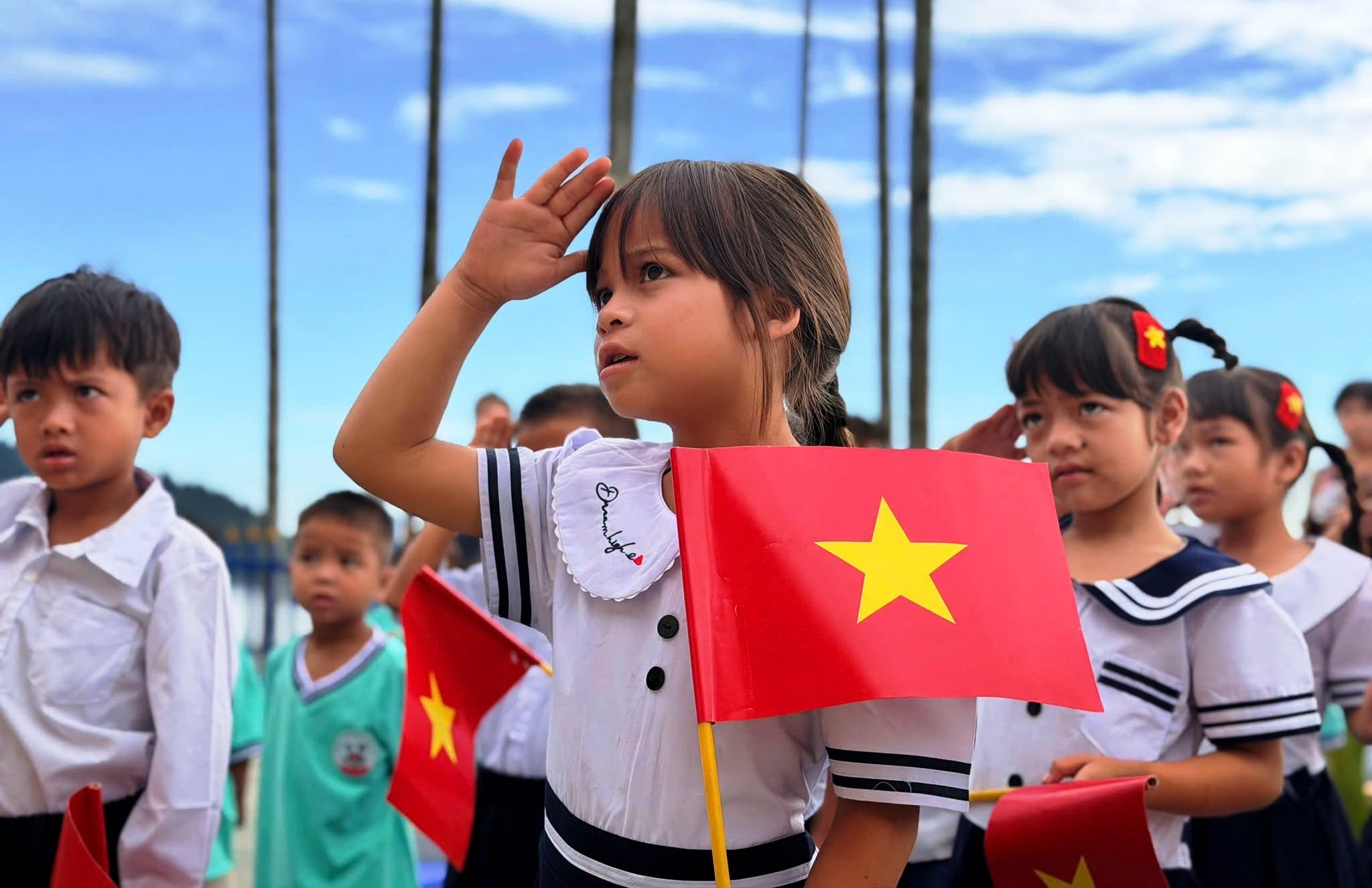 Những hình ảnh ấn tượng tại lễ khai giảng đặc biệt trên 'đỉnh trời' ở Đà Nẵng - Ảnh 8.