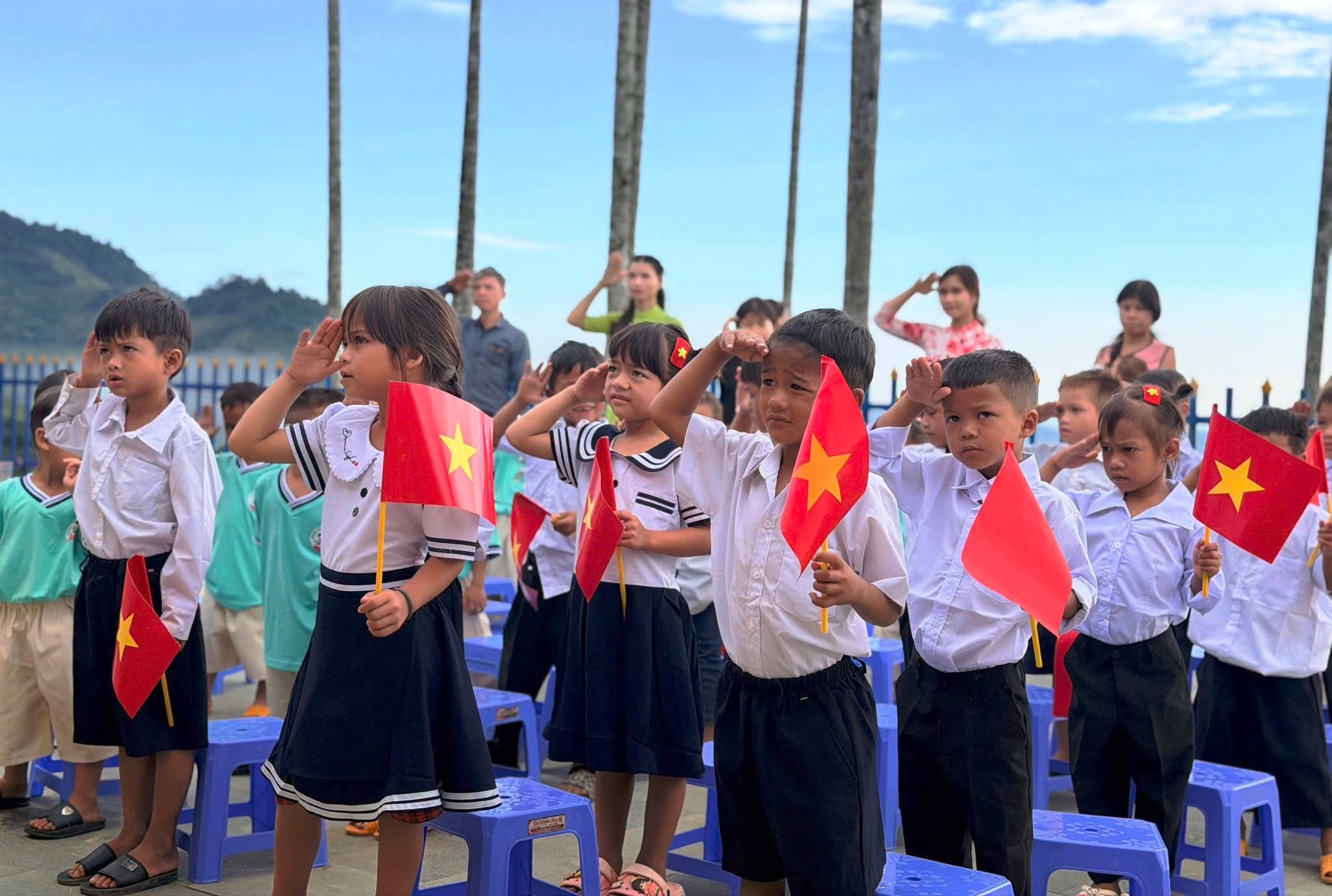 Những hình ảnh ấn tượng tại lễ khai giảng đặc biệt trên 'đỉnh trời' ở Đà Nẵng - Ảnh 17.