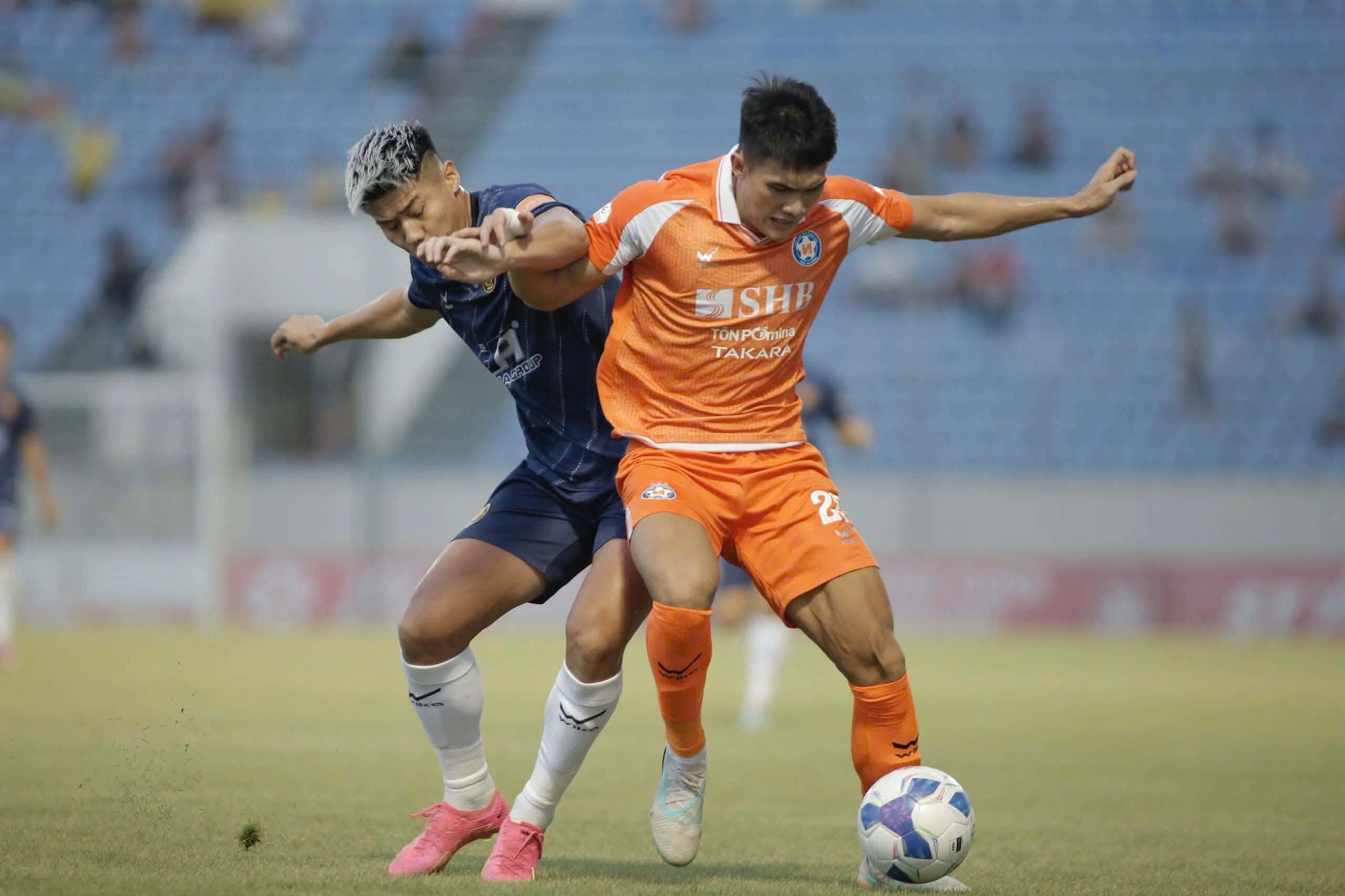 CLB Đà Nẵng (phải) đánh bại CLB Thanh Hóa 4-0 ở lần gặp gần nhất
