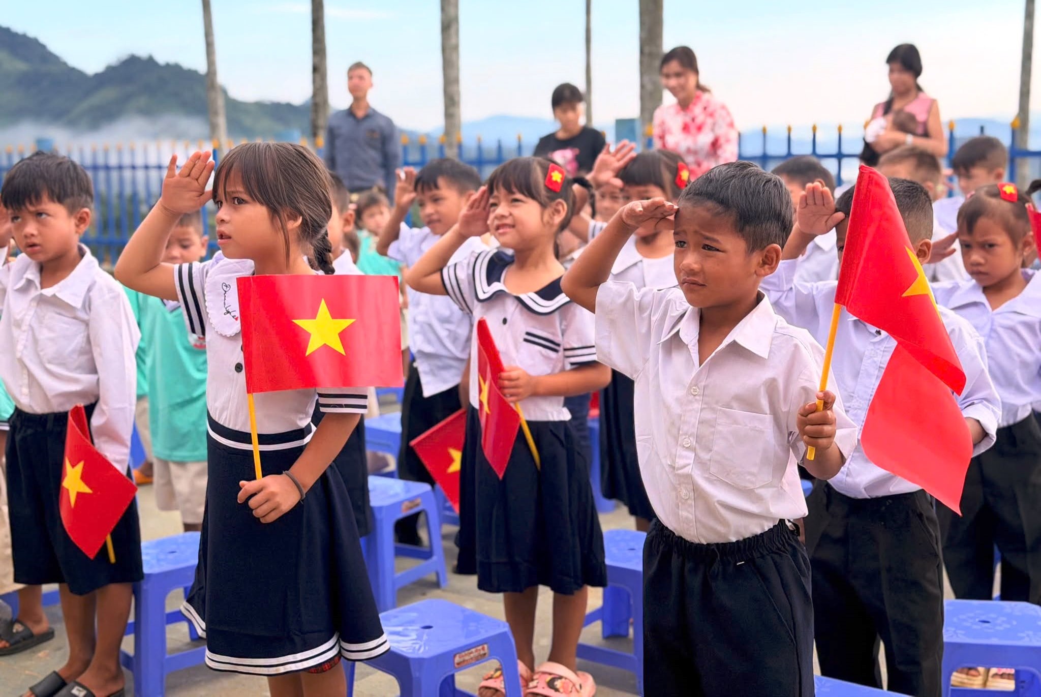 Những hình ảnh ấn tượng tại lễ khai giảng đặc biệt trên 'đỉnh trời' ở Đà Nẵng - Ảnh 9.