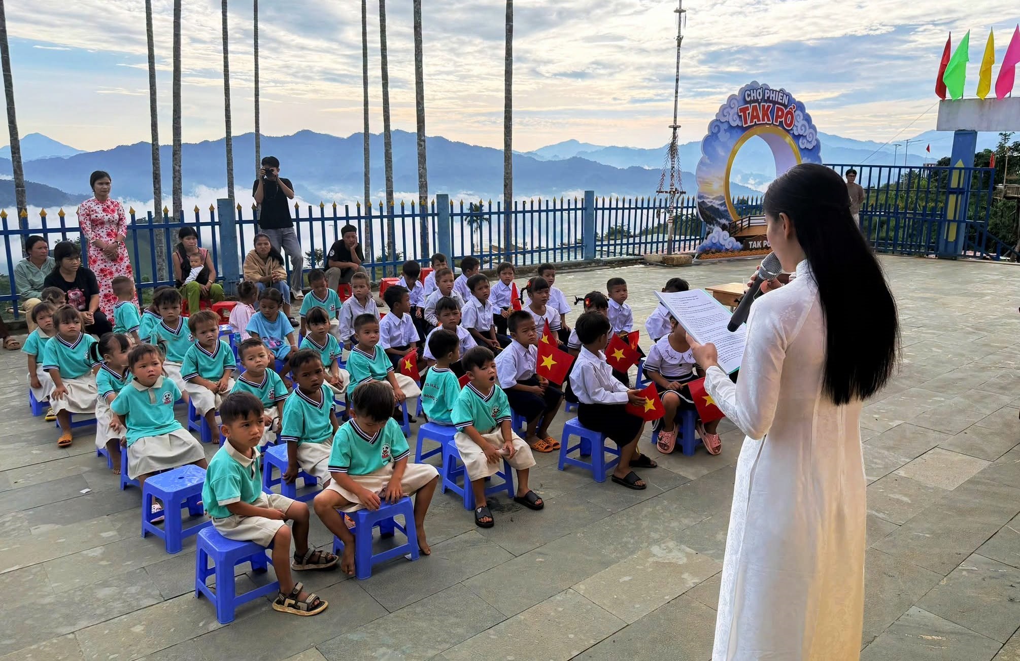 Những hình ảnh ấn tượng tại lễ khai giảng đặc biệt trên 'đỉnh trời' ở Đà Nẵng - Ảnh 10.