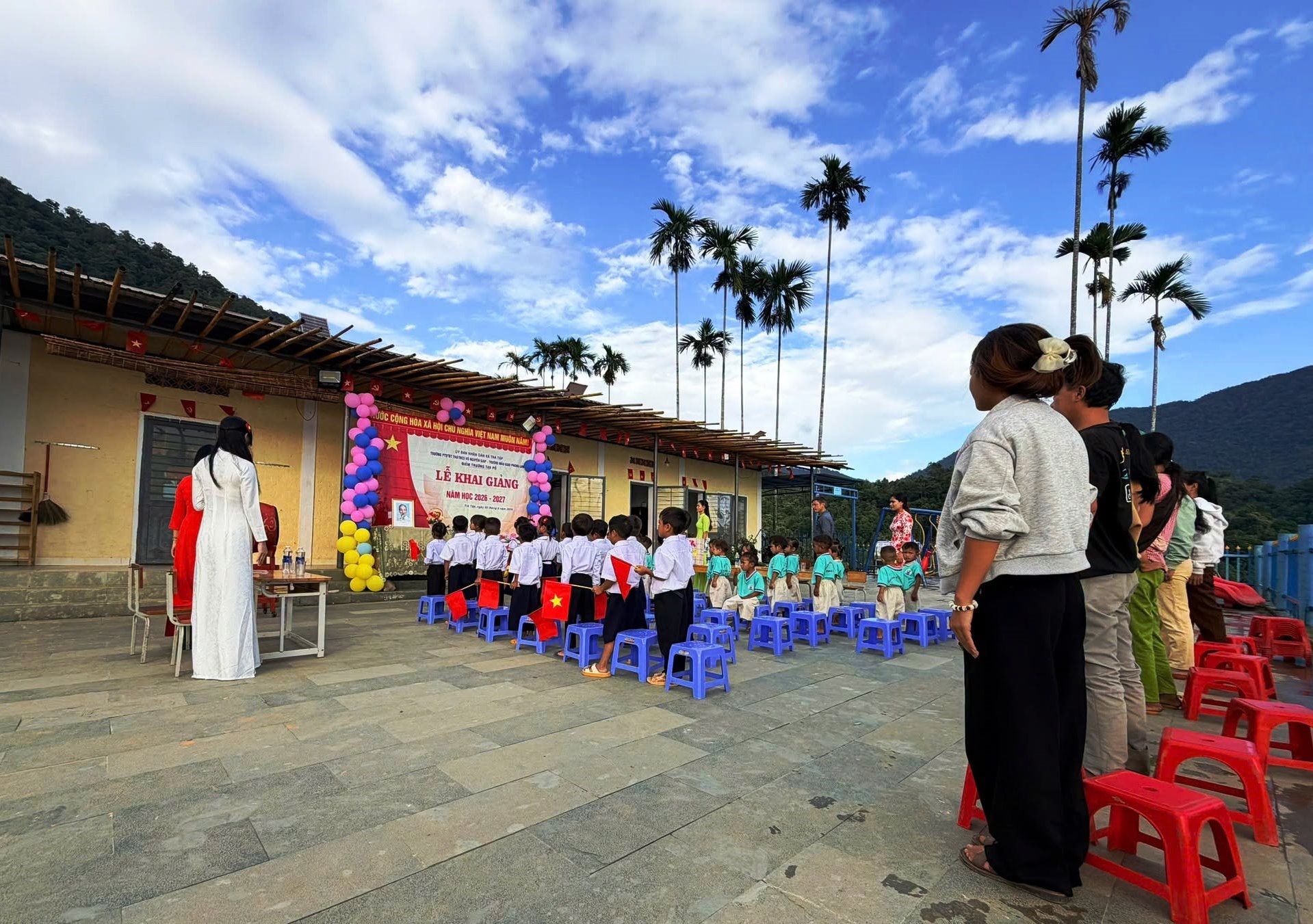 Những hình ảnh ấn tượng tại lễ khai giảng đặc biệt trên 'đỉnh trời' ở Đà Nẵng - Ảnh 13.