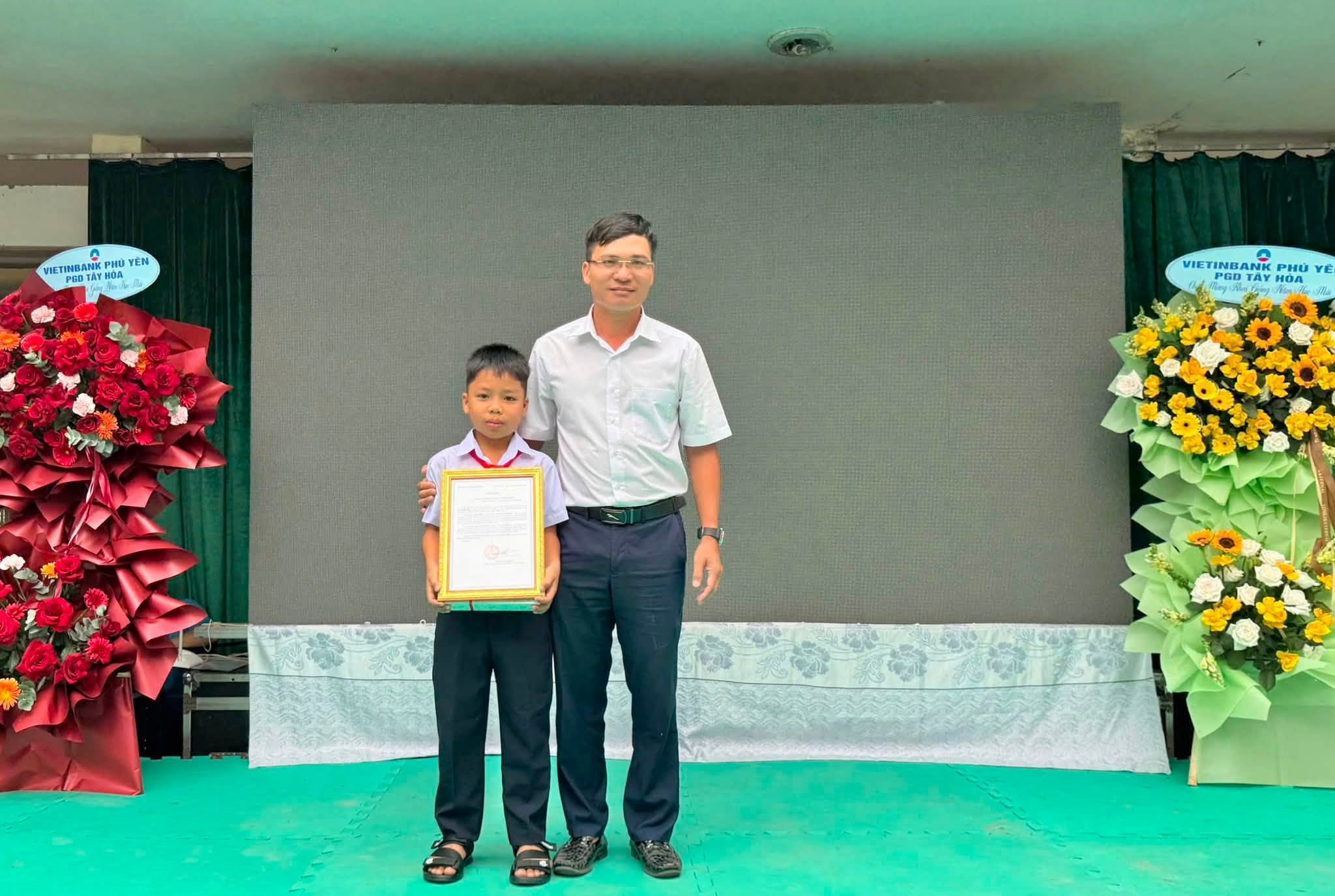 Biểu dương học sinh nhặt 4,8 triệu đồng trả lại cho du khách trong ngày khai giảng- Ảnh 1.