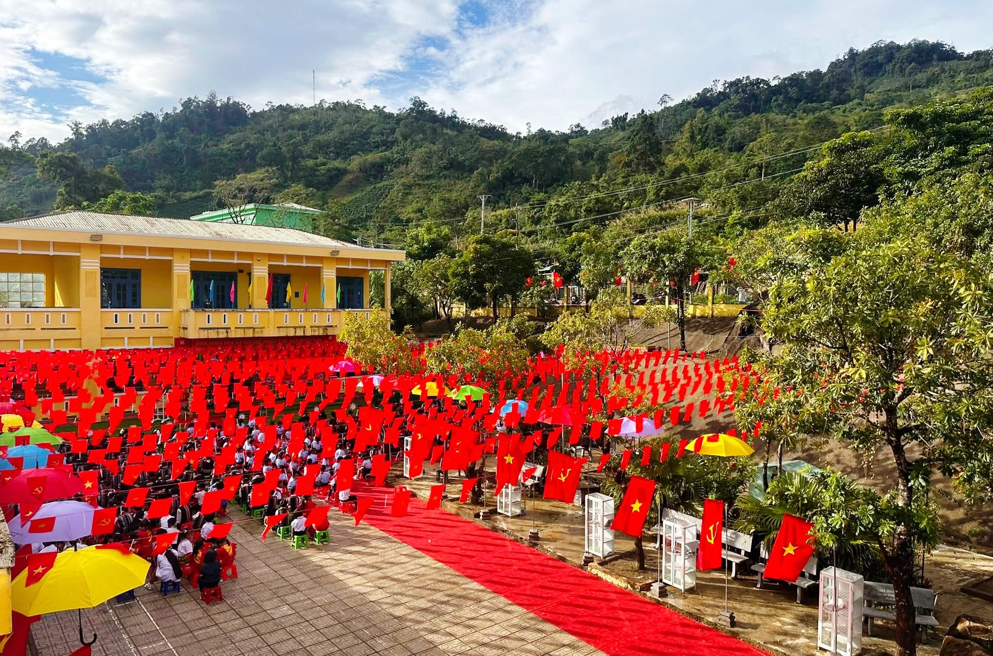 Những hình ảnh ấn tượng tại lễ khai giảng đặc biệt trên 'đỉnh trời' ở Đà Nẵng - Ảnh 4.