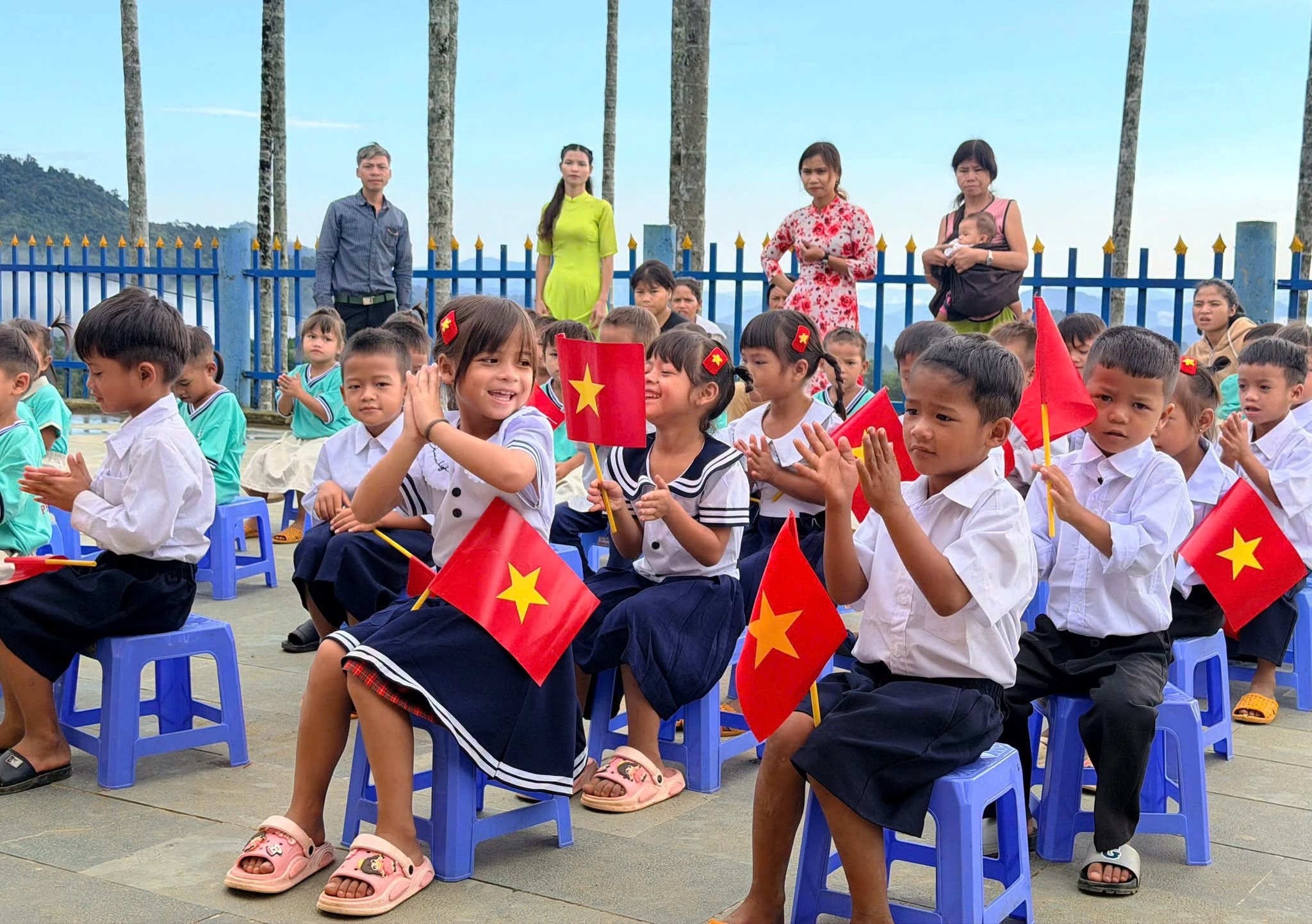 Những hình ảnh ấn tượng tại lễ khai giảng đặc biệt trên 'đỉnh trời' ở Đà Nẵng - Ảnh 15.