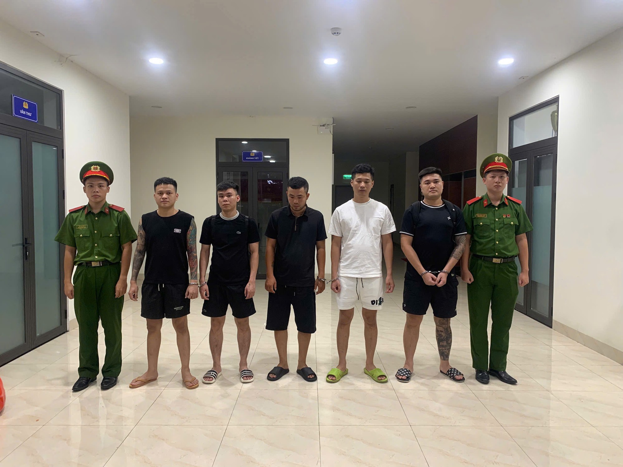 Dựng 'công ty Huấn Hoa Hồng',giăng bẫy lừa hàng trăm người vay tiền online lấy tiền tỉ- Ảnh 1.