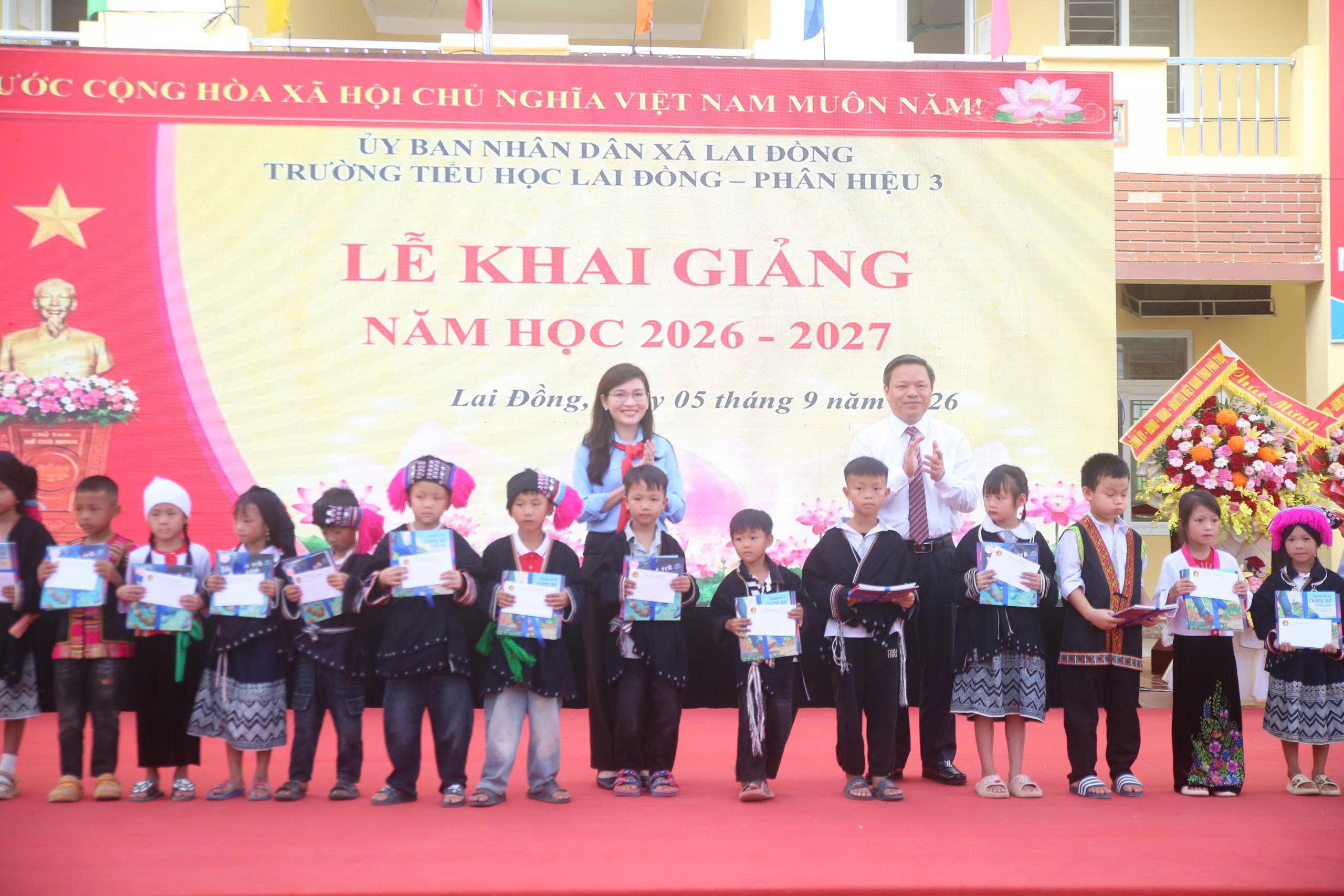 Ban Bí thư T.Ư Đoàn dự khai giảng và trao những quà tặng ý nghĩa - Ảnh 5.