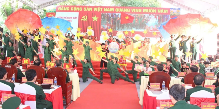 Trường Thiếu sinh qu&acirc;n miền Trung khai giảng: Học sinh kh&oacute;a đầu ti&ecirc;n h&aacute;o hức 'nhập ngũ'- Ảnh 1.