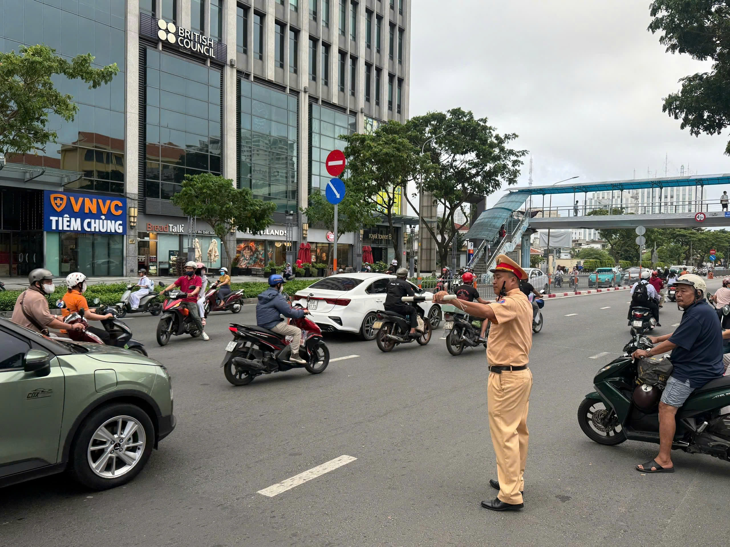 Đưa con đi học mỗi ngày, CSGT TP.HCM nhắc phụ huynh những điều này- Ảnh 1.