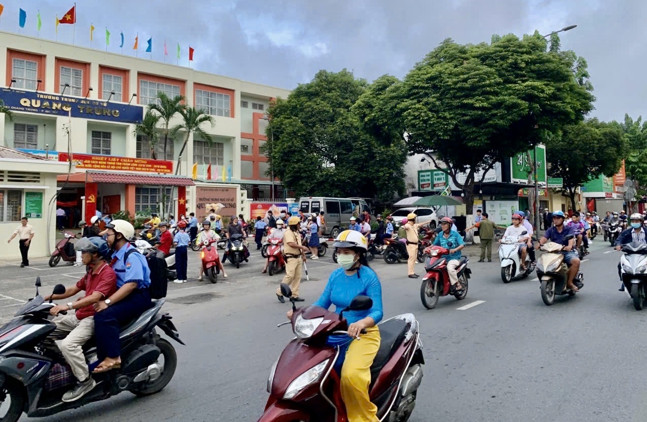 Đưa con đi học mỗi ngày, CSGT TP.HCM nhắc phụ huynh những điều này- Ảnh 3.