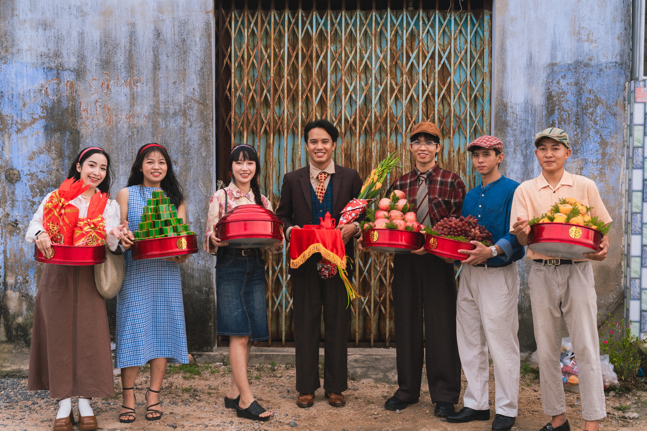 Cặp đôi làm lễ ăn hỏi như thời ba mẹ, bạn bè tặng bịch đường, nước mắm - Ảnh 1.
