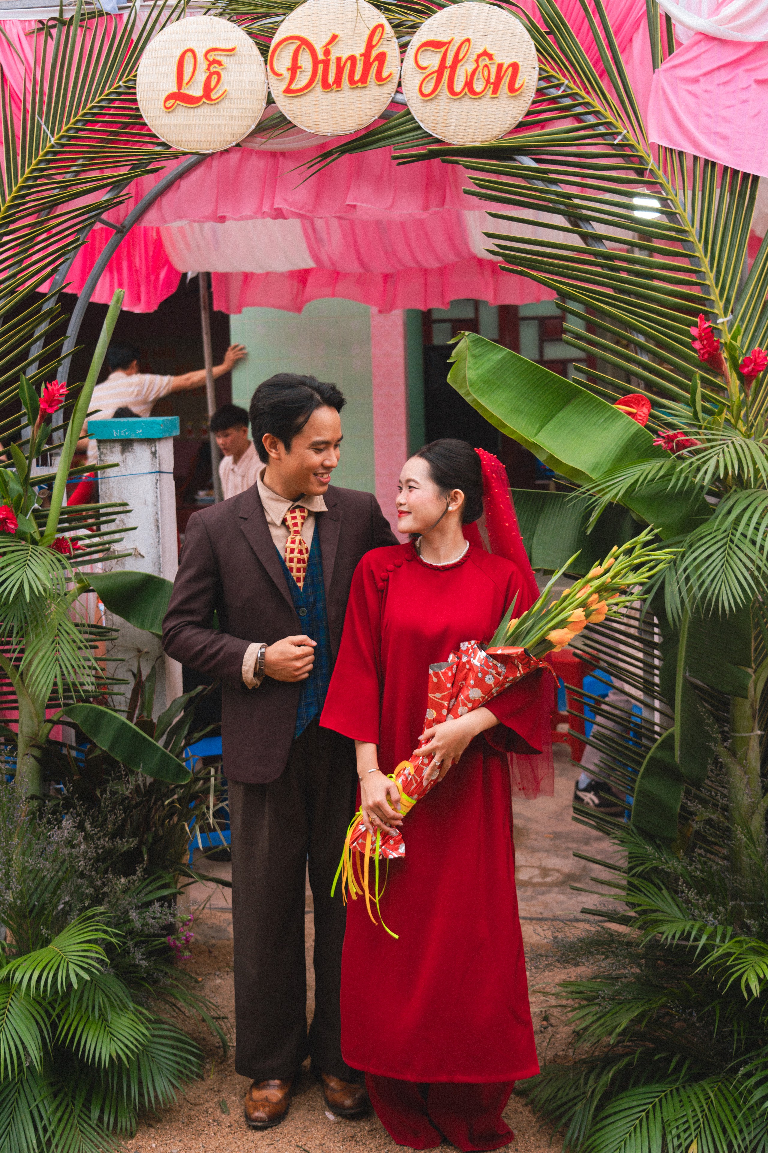 Cặp đôi làm lễ ăn hỏi như thời ba mẹ, bạn bè tặng bịch đường, nước mắm - Ảnh 7.