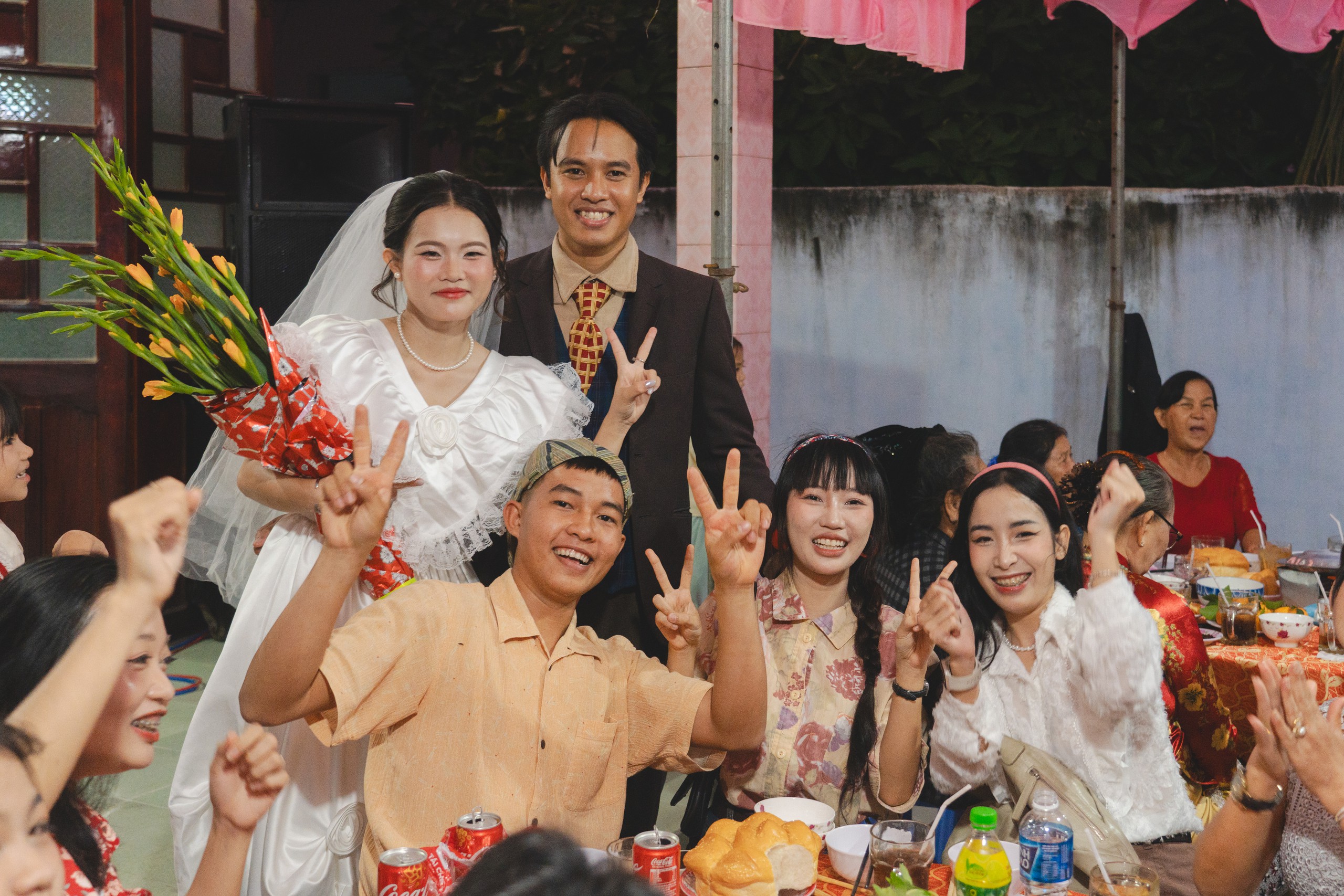 Cặp đôi làm lễ ăn hỏi như thời ba mẹ, bạn bè tặng bịch đường, nước mắm - Ảnh 4.
