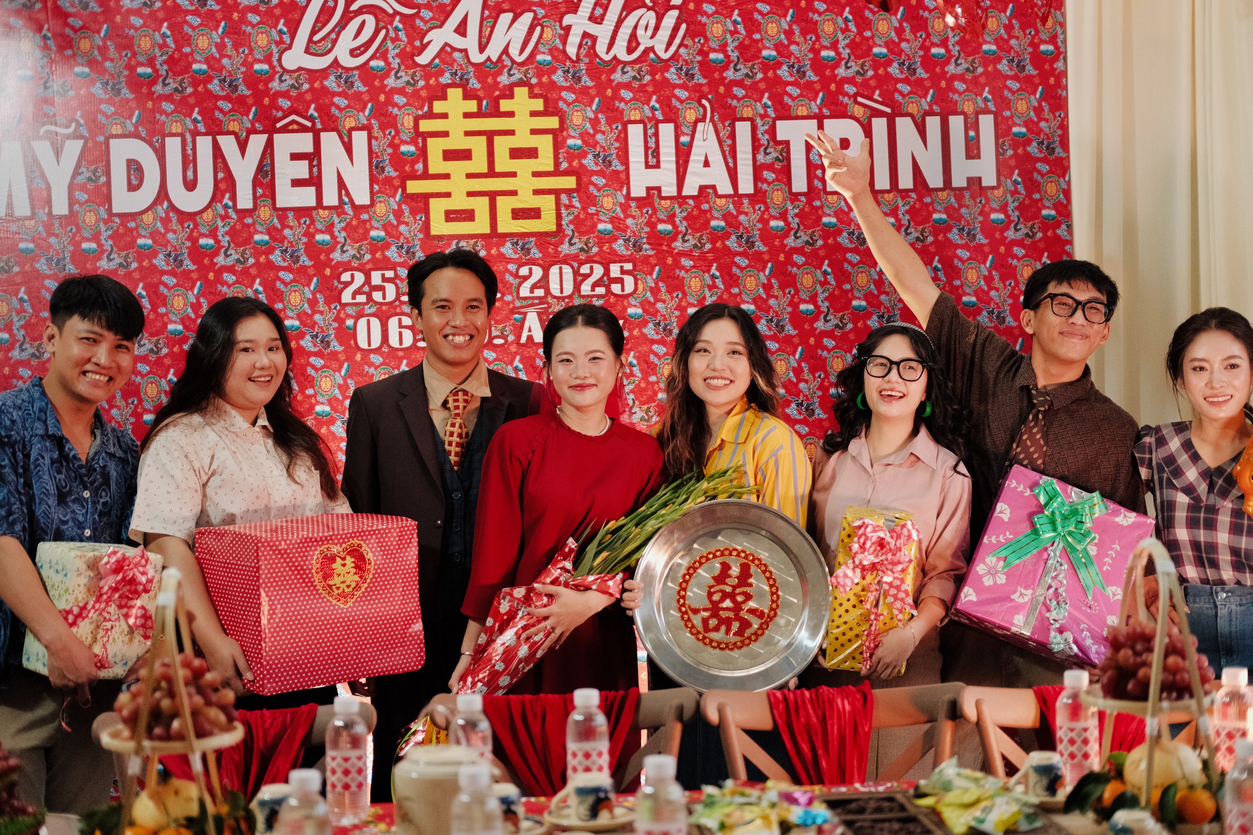 Cặp đôi làm lễ ăn hỏi như thời ba mẹ, bạn bè tặng bịch đường, nước mắm - Ảnh 2.