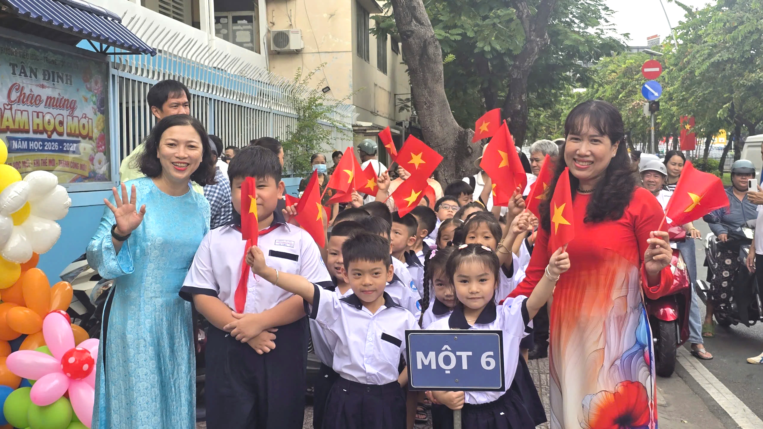 Những khoảnh khắc đẹp ng&agrave;y khai giảng, TP.HCM bước v&agrave;o năm học mới 2026 - 2027 - Ảnh 18.