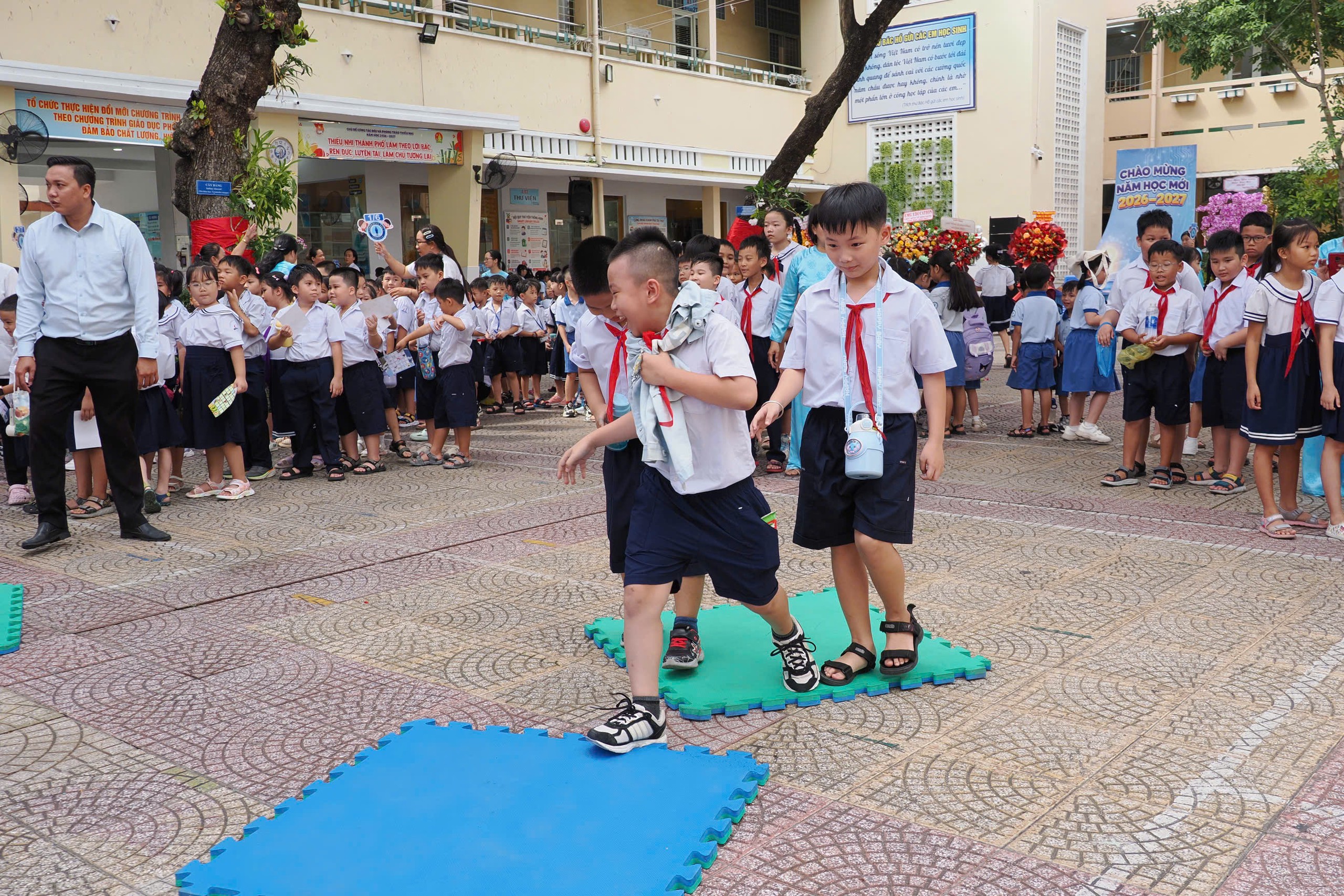Ngày trở về 'nhà' xúc động của học sinh Phổ thông Năng khiếu, chuyên Lê Hồng Phong - Ảnh 2.