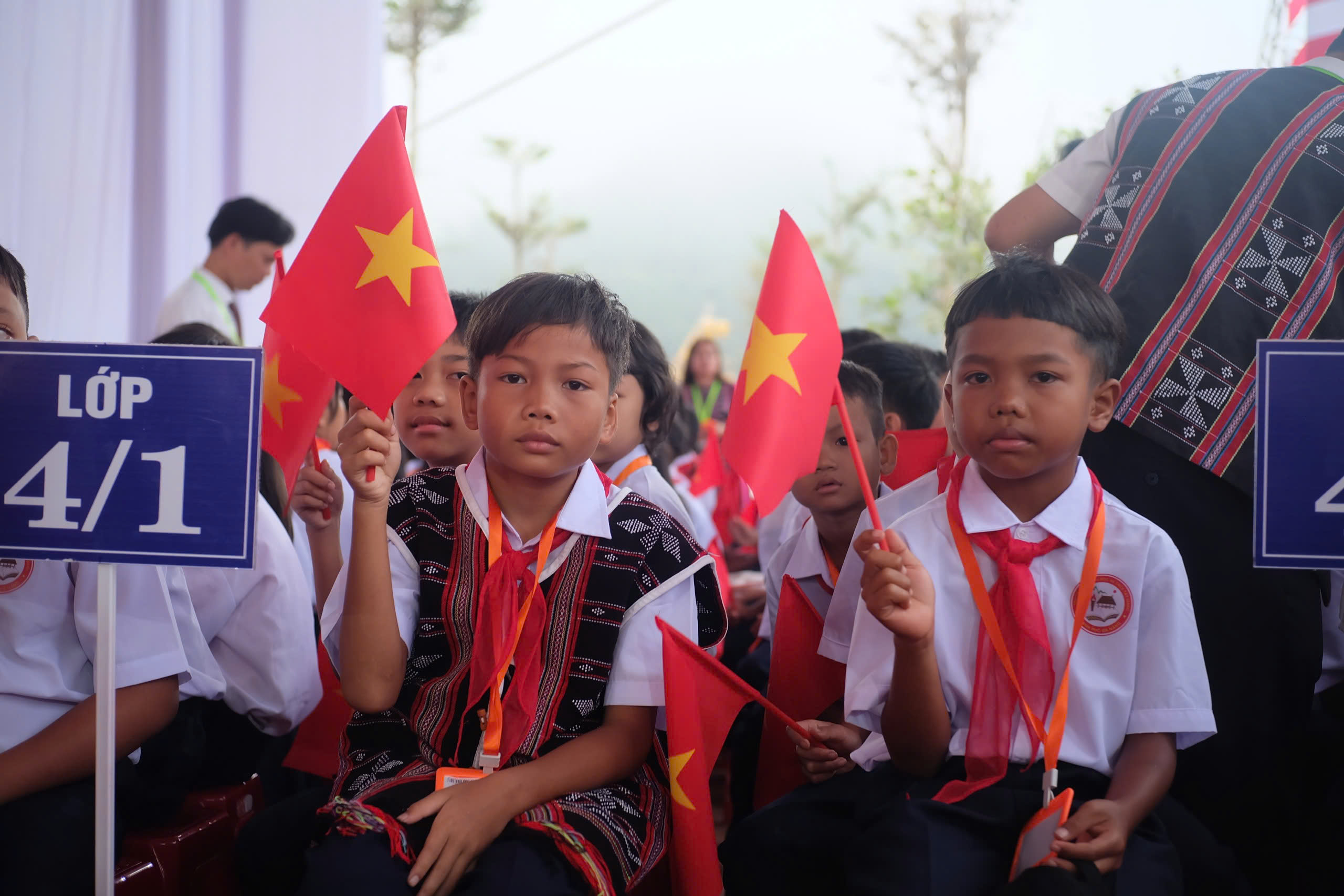 Cha mẹ vượt núi đưa con đi khai giảng: 'Con ở lại trường, tôi đỡ lo'- Ảnh 9.