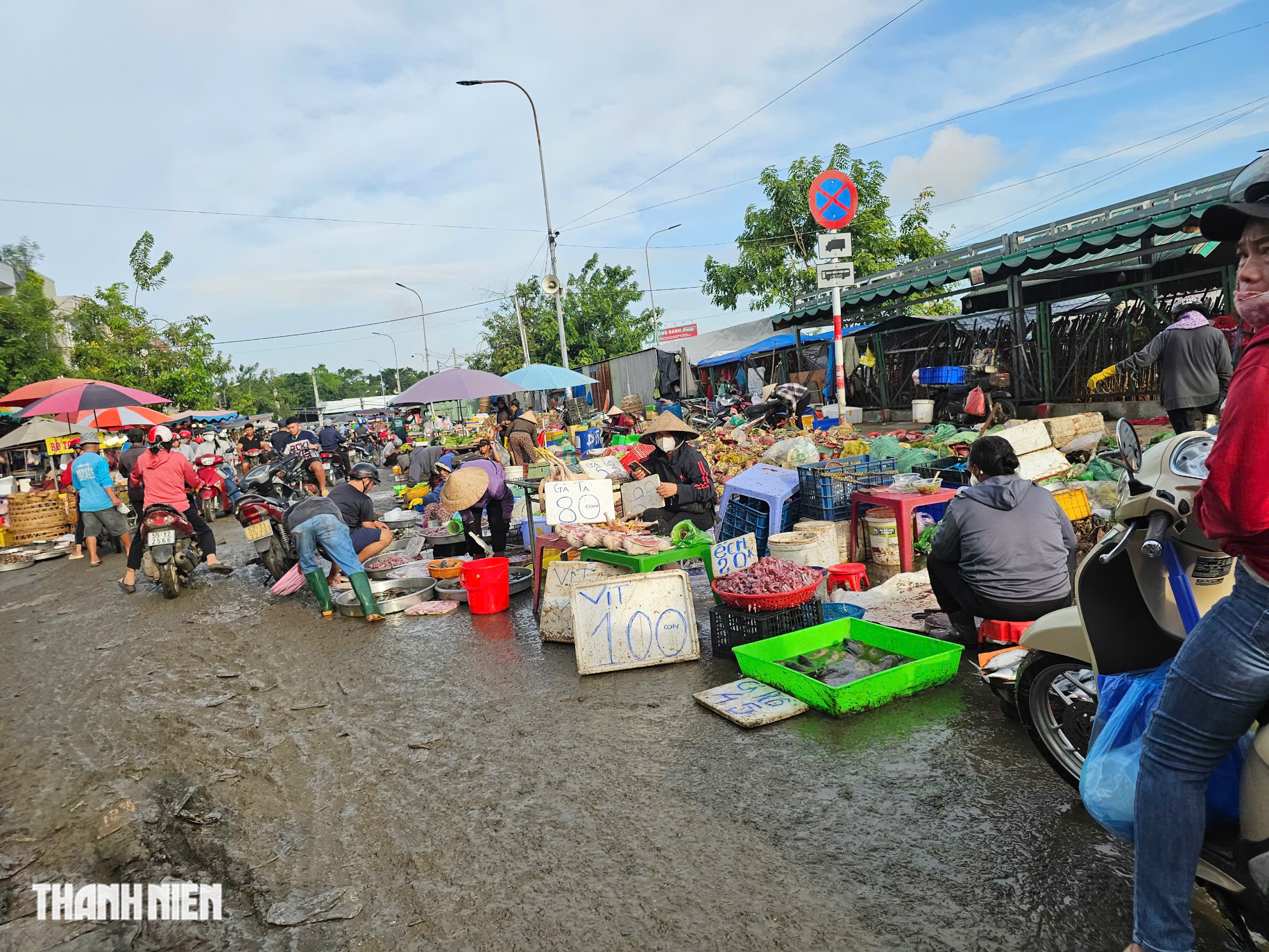 Thị s&aacute;t chợ đầu mối ở TP.HCM: H&agrave;ng h&oacute;a b&agrave;y b&aacute;n giữa r&aacute;c, nước thải - Ảnh 7.