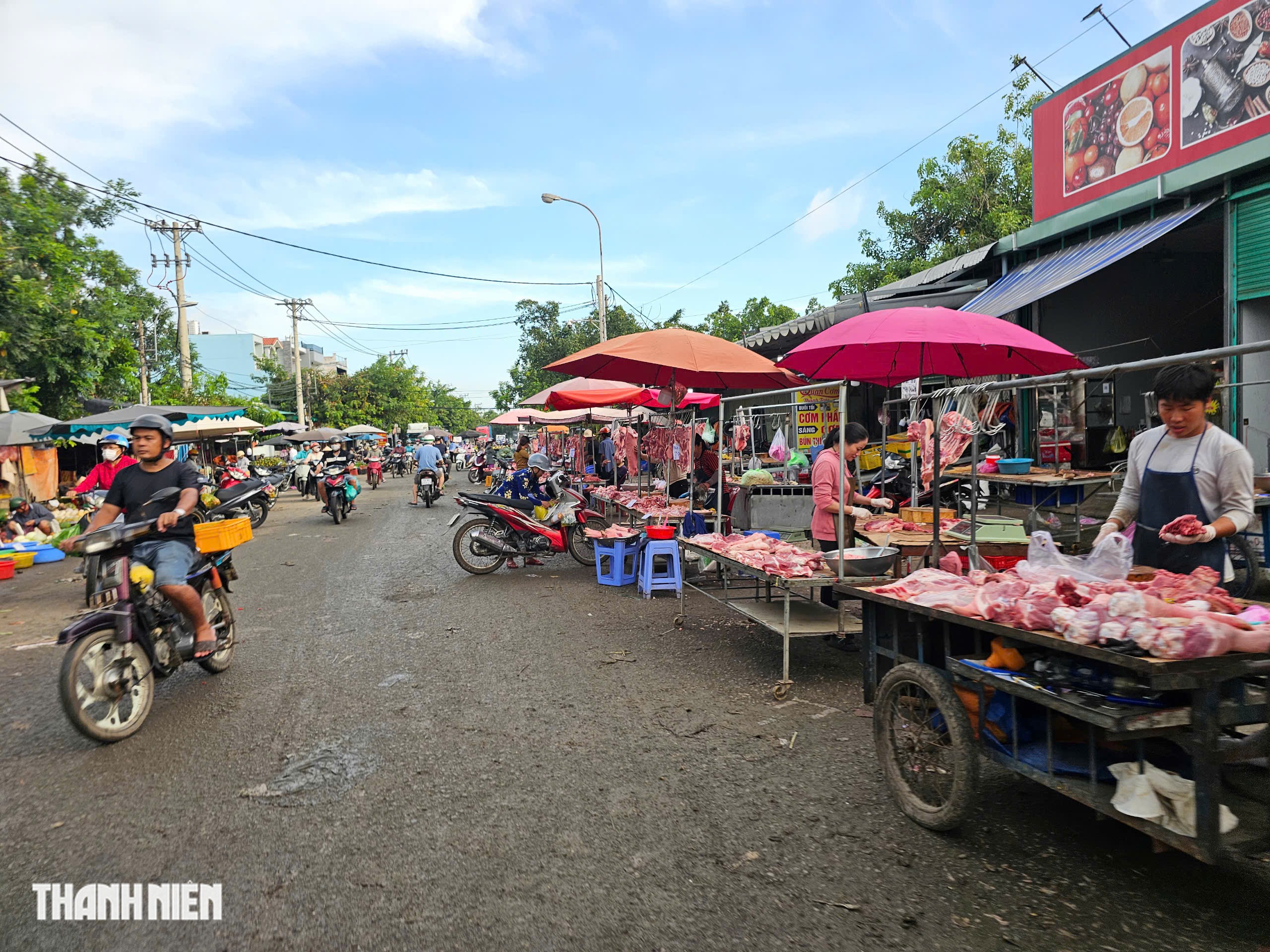 Thị s&aacute;t chợ đầu mối ở TP.HCM: H&agrave;ng h&oacute;a b&agrave;y b&aacute;n giữa r&aacute;c, nước thải - Ảnh 9.