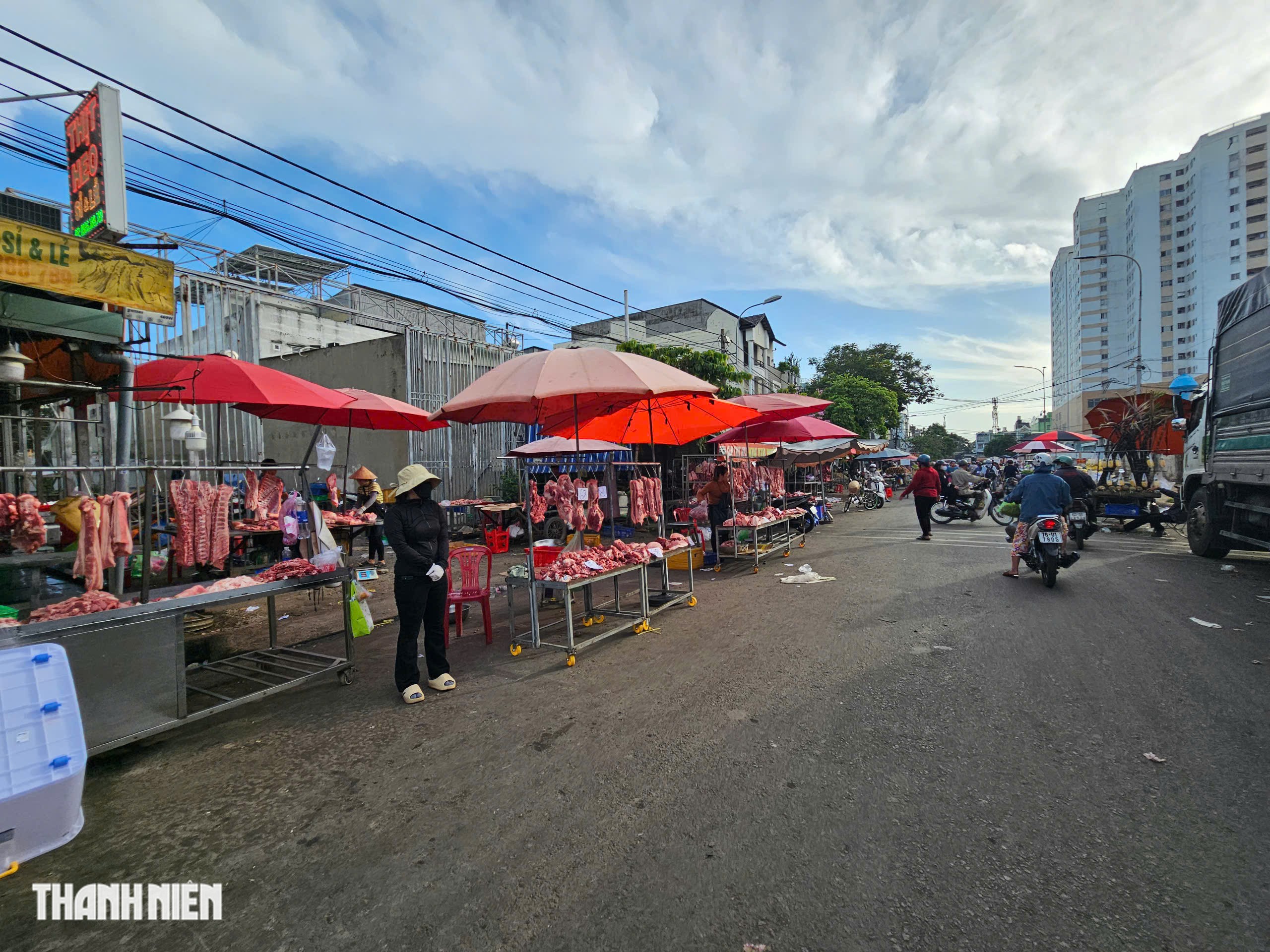 Thị s&aacute;t chợ đầu mối ở TP.HCM: H&agrave;ng h&oacute;a b&agrave;y b&aacute;n giữa r&aacute;c, nước thải - Ảnh 6.