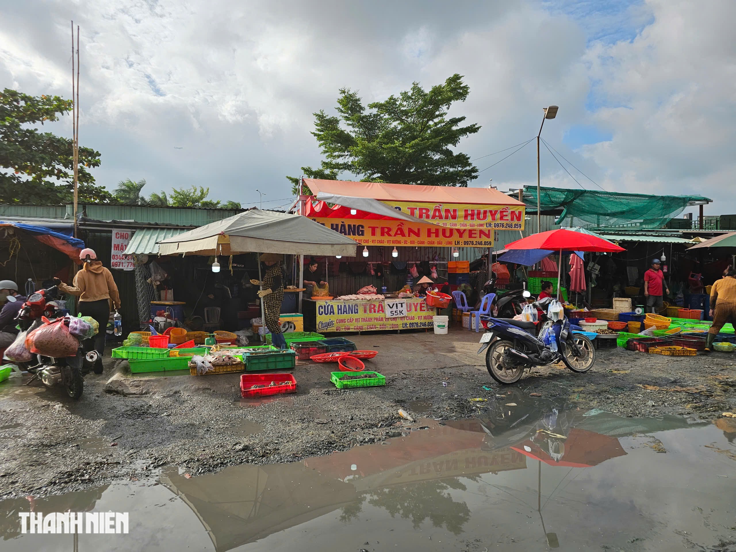 Thị s&aacute;t chợ đầu mối ở TP.HCM: H&agrave;ng h&oacute;a b&agrave;y b&aacute;n giữa r&aacute;c, nước thải - Ảnh 2.