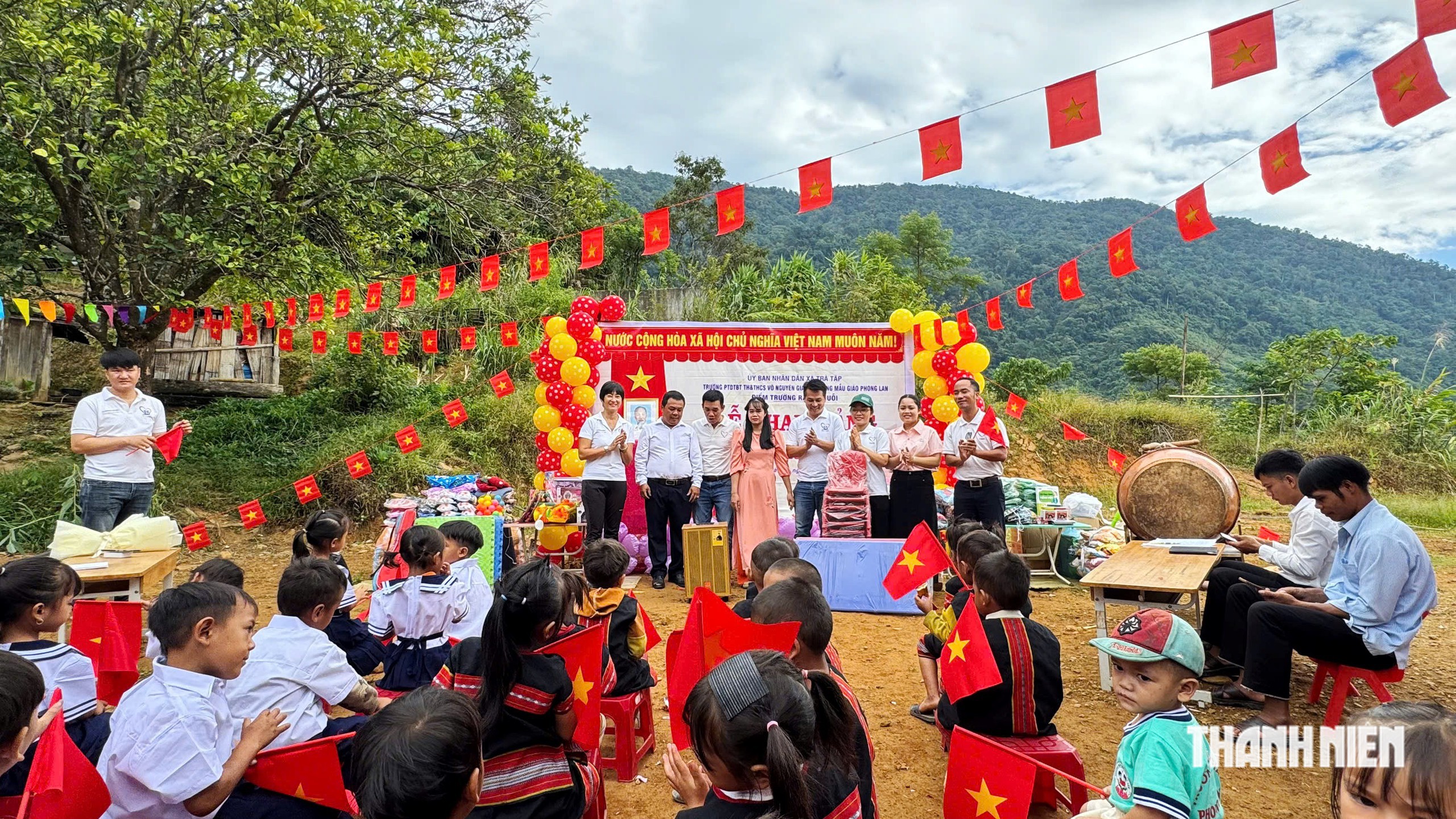Mang niềm vui ngày đầu năm học mới lên với học sinh ở 'lưng chừng đỉnh trời'- Ảnh 5.