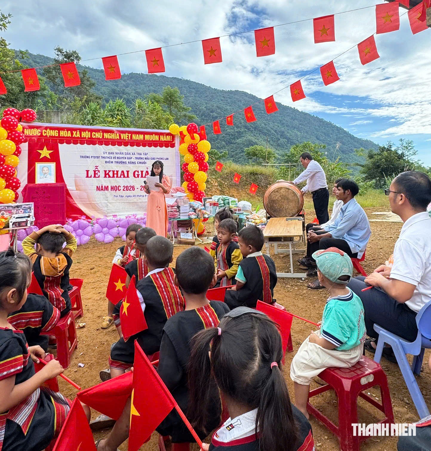 Mang niềm vui ngày đầu năm học mới lên với học sinh ở 'lưng chừng đỉnh trời'- Ảnh 8.