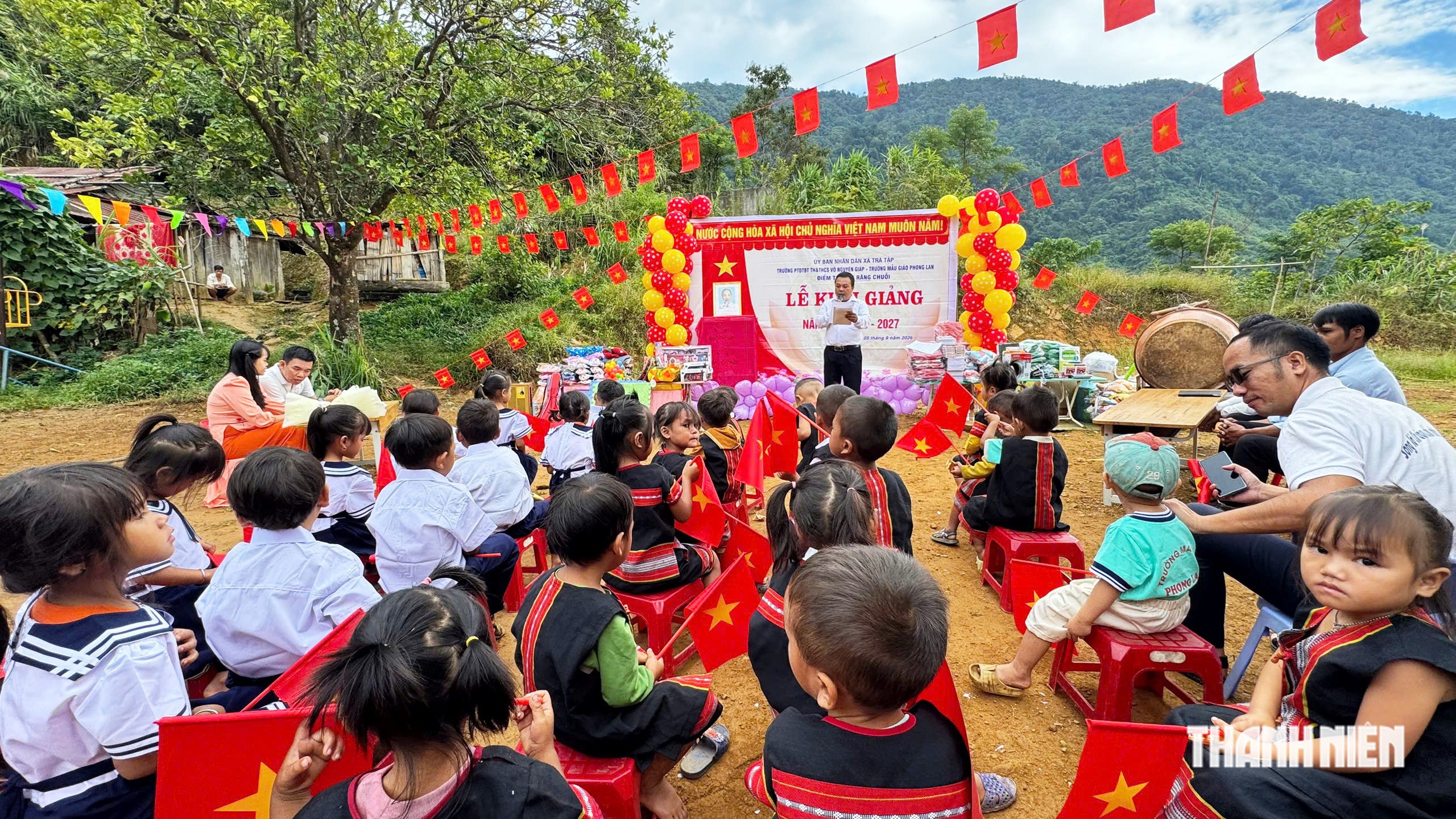Mang niềm vui ngày đầu năm học mới lên với học sinh ở 'lưng chừng đỉnh trời'- Ảnh 4.