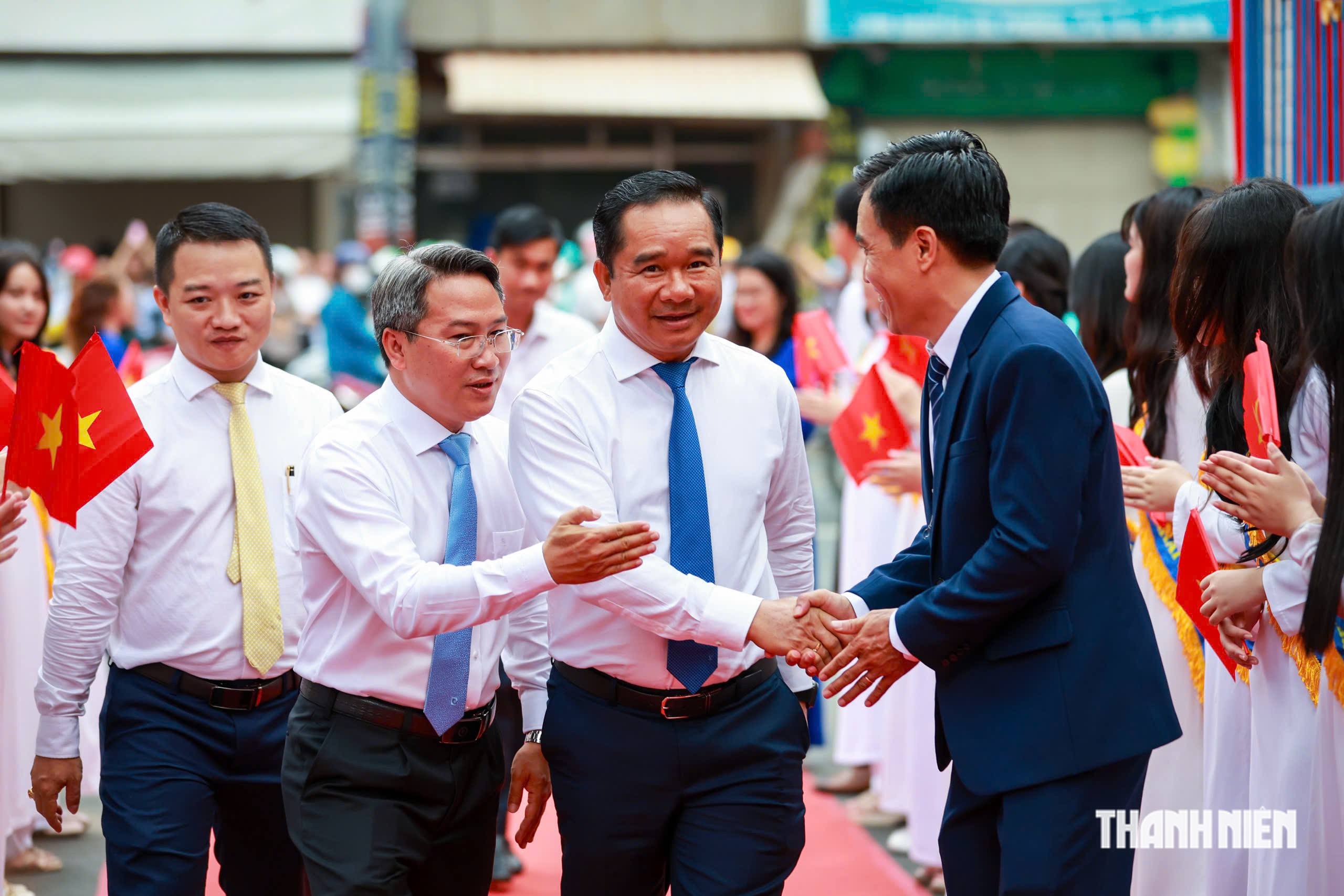 Bí thư Thành ủy Trần Lưu Quang dự khai giảng, trao Huân chương Lao động cho Trường Trần Khai Nguyên- Ảnh 2.