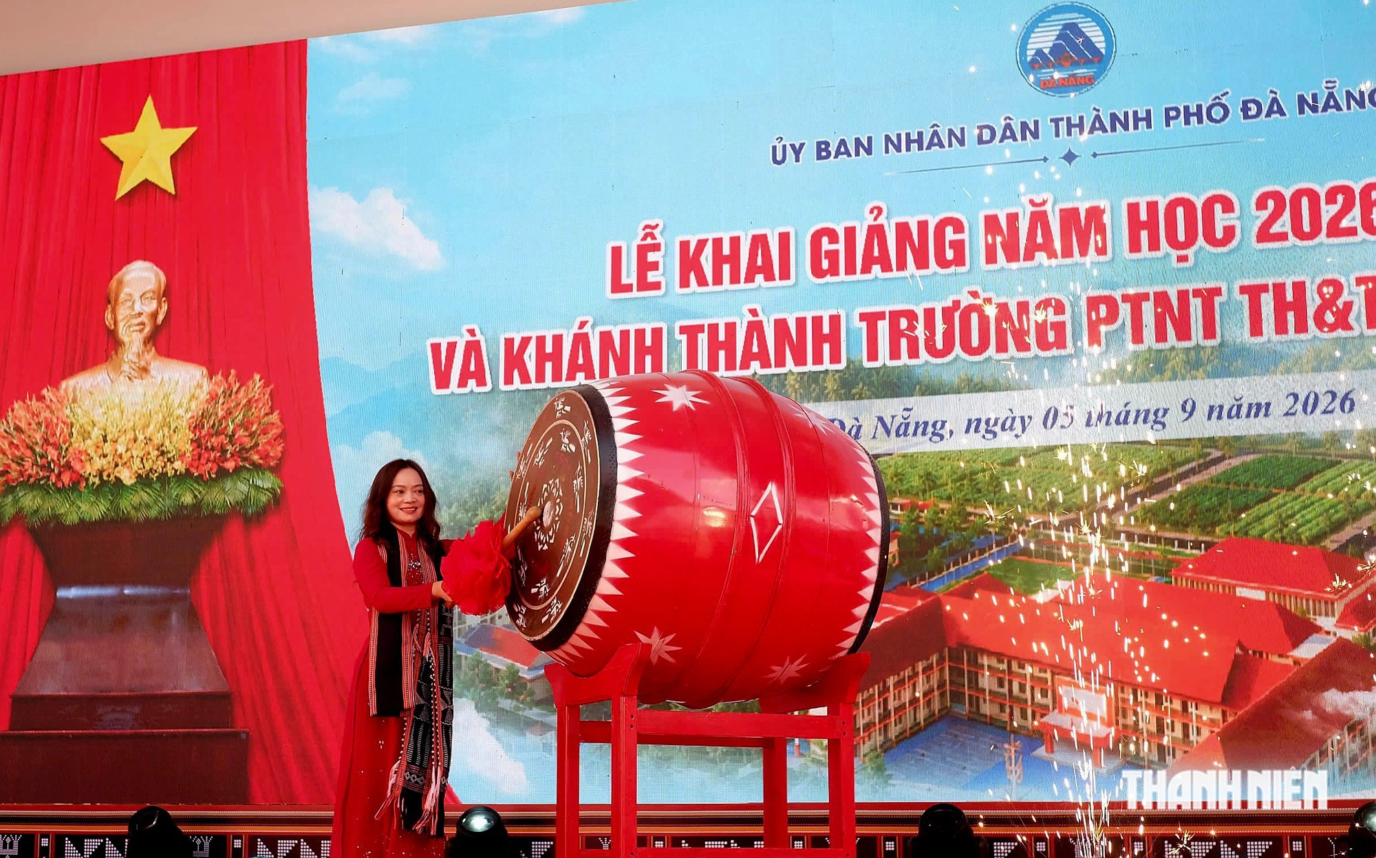 Cha mẹ vượt núi đưa con đi khai giảng: 'Con ở lại trường, tôi đỡ lo'- Ảnh 10.