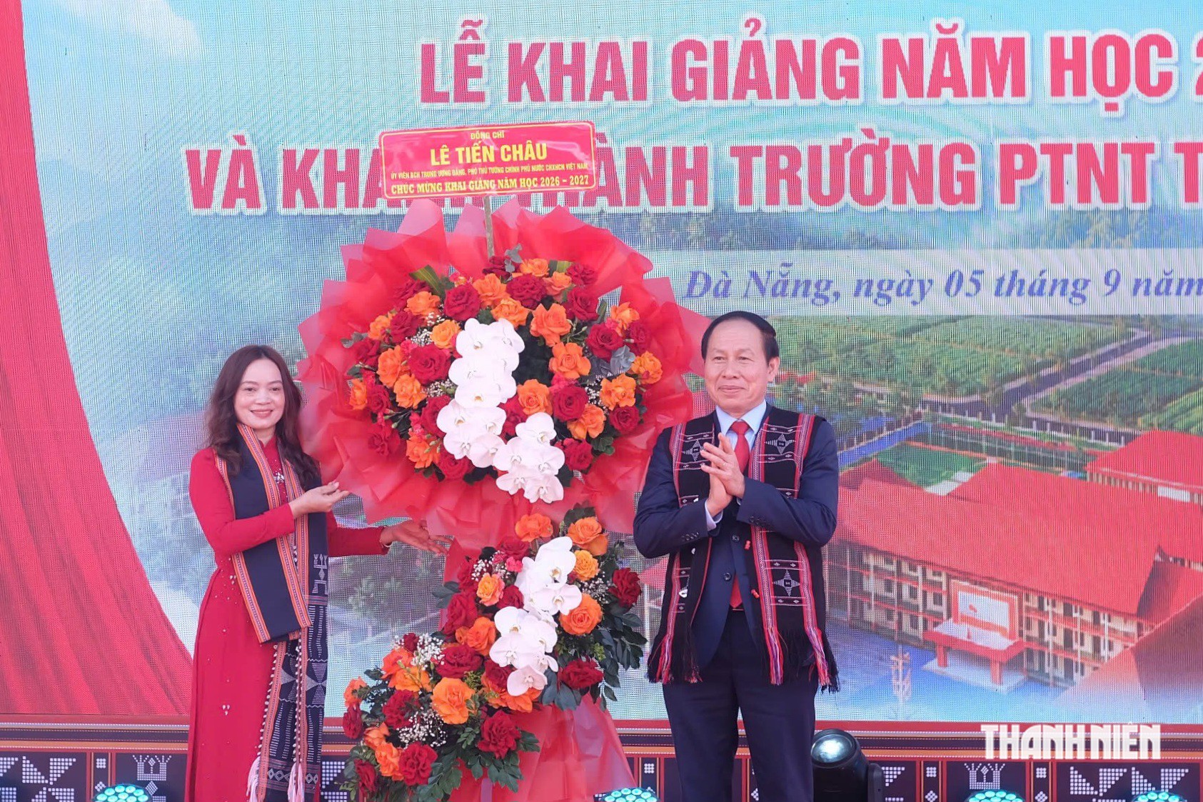 Cha mẹ vượt núi đưa con đi khai giảng: 'Con ở lại trường, tôi đỡ lo'- Ảnh 8.