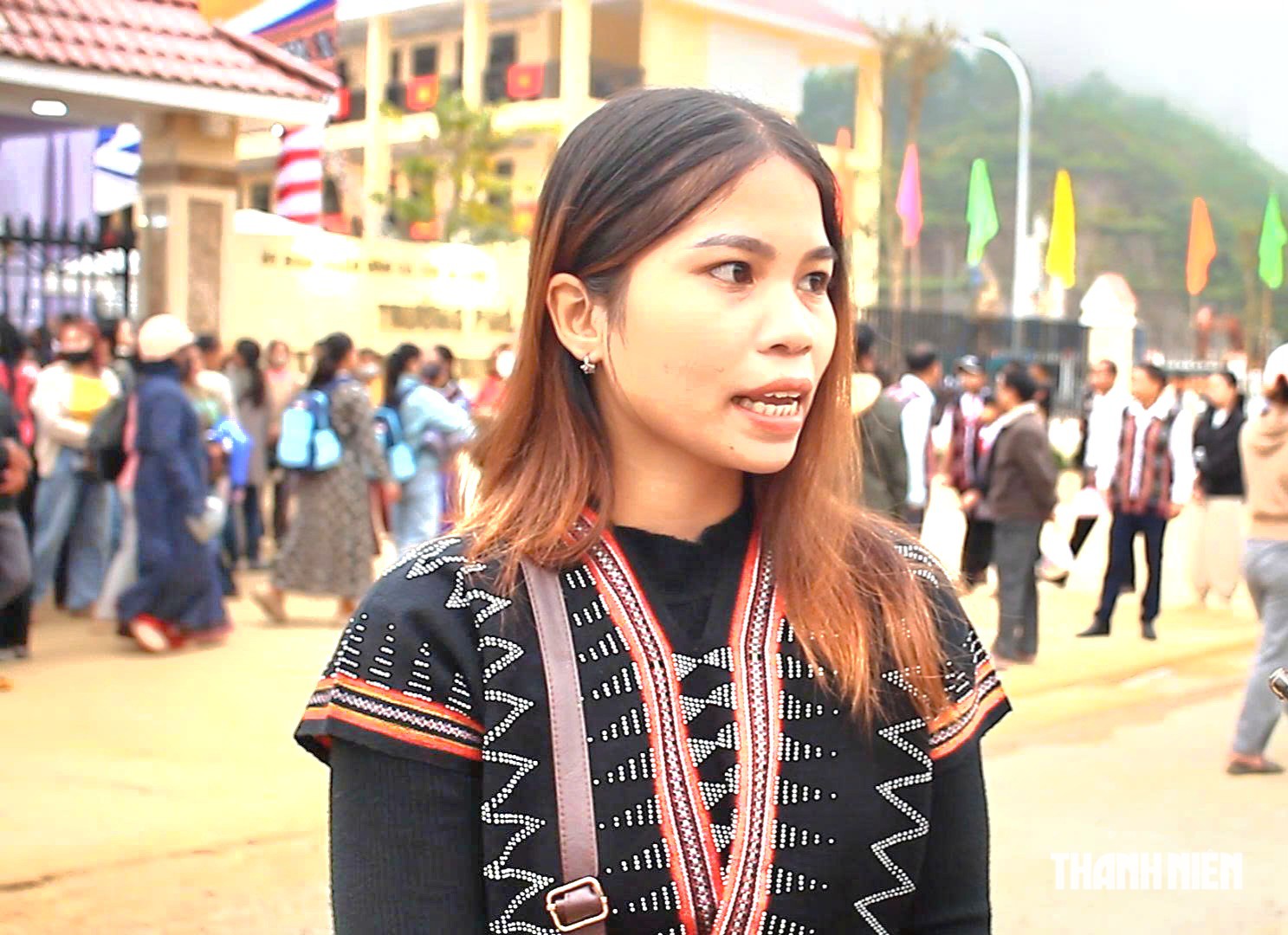 Cha mẹ vượt núi đưa con đi khai giảng: 'Con ở lại trường, tôi đỡ lo'- Ảnh 3.