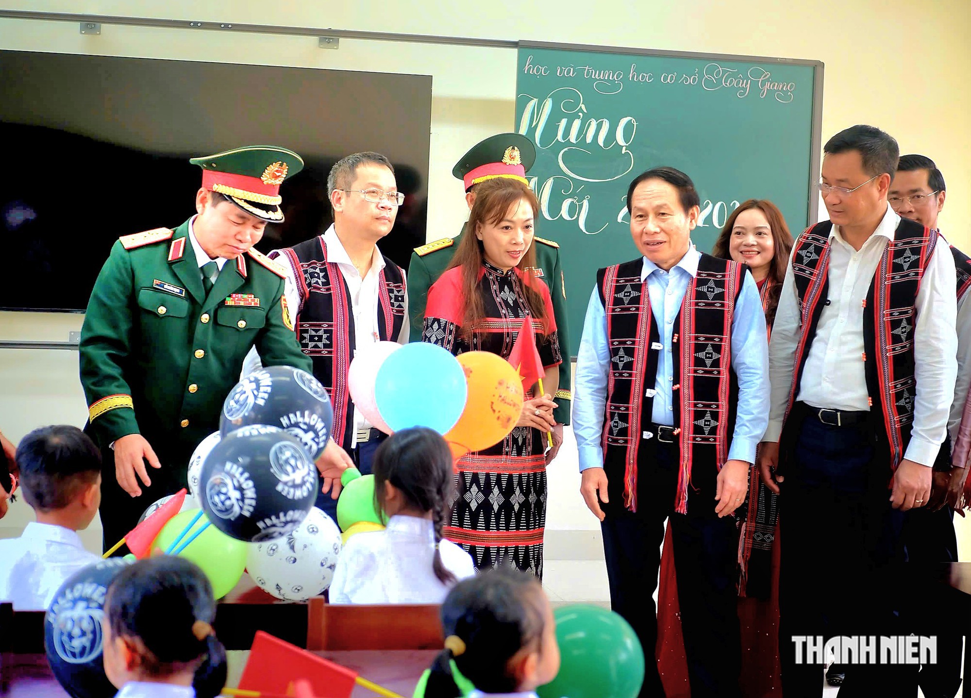 Cha mẹ vượt núi đưa con đi khai giảng: 'Con ở lại trường, tôi đỡ lo'- Ảnh 2.