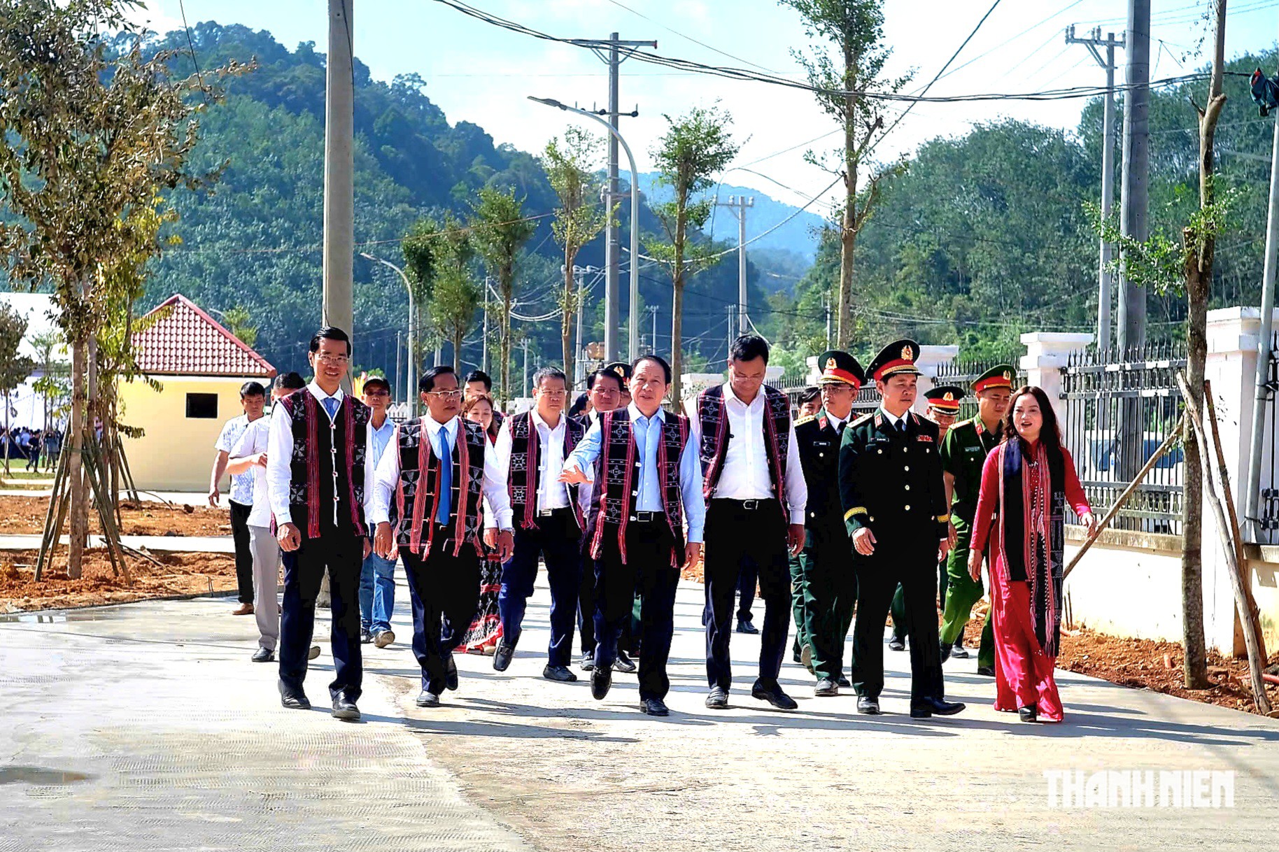 Cha mẹ vượt núi đưa con đi khai giảng: 'Con ở lại trường, tôi đỡ lo'- Ảnh 11.