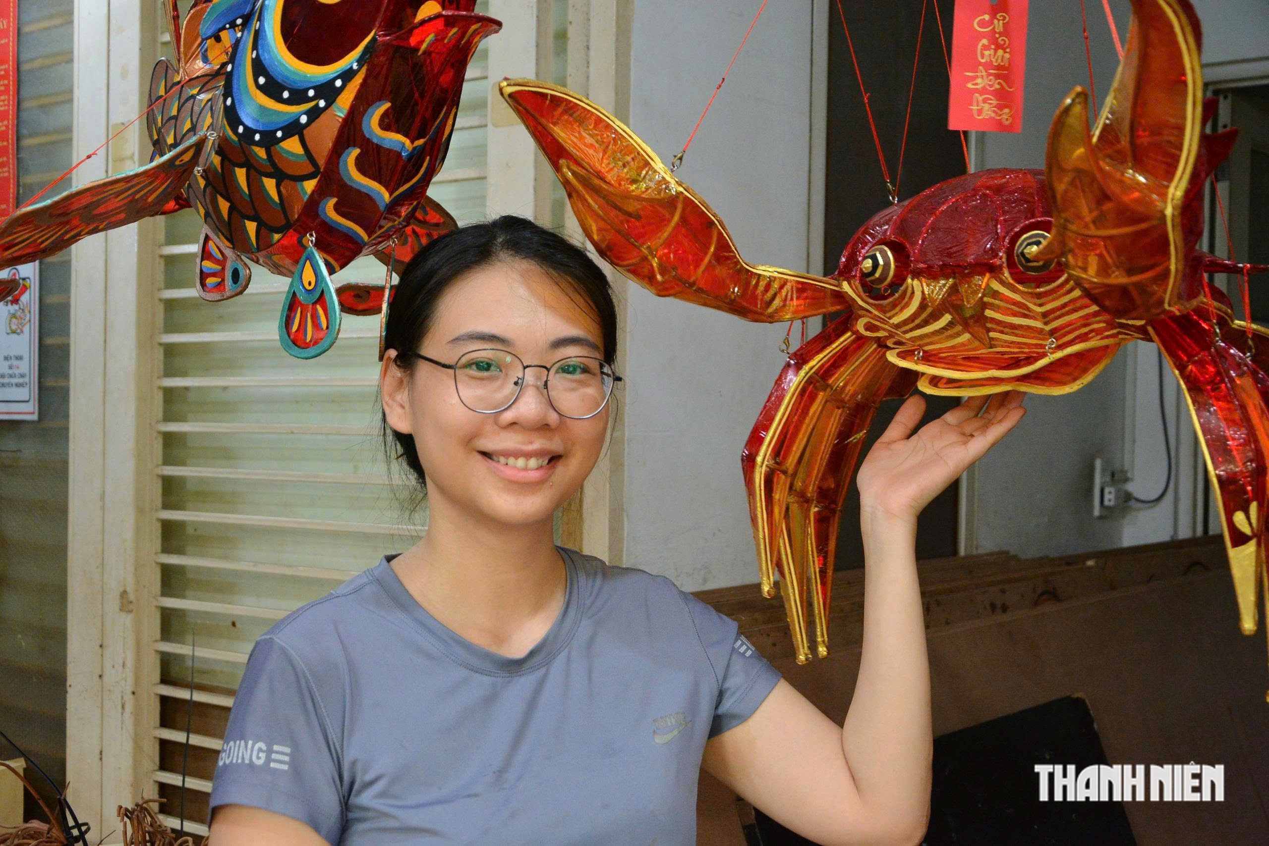 Bỏ việc văn ph&ograve;ng để l&agrave;m lồng đ&egrave;n, c&oacute; chiếc gi&aacute; hơn 100 triệu đồng - Ảnh 1.