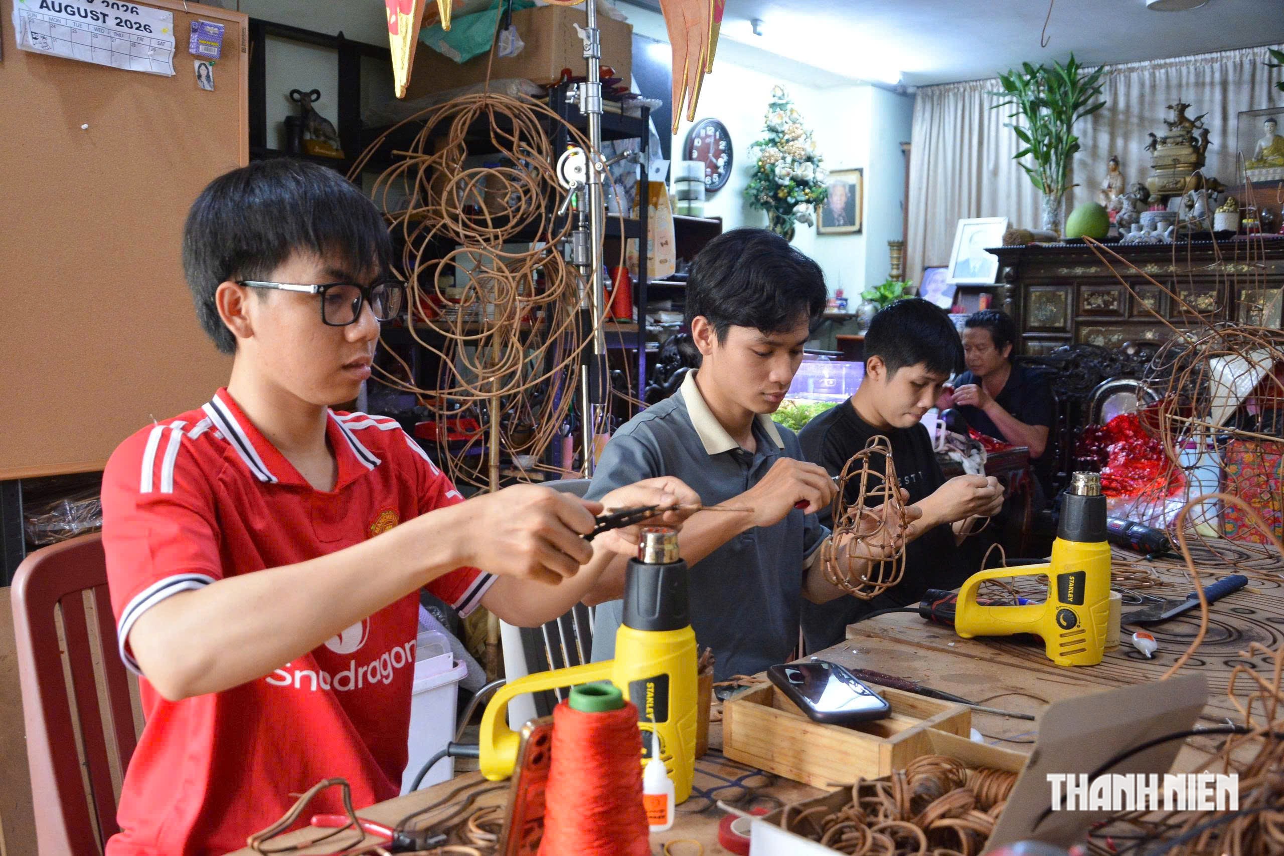 Bỏ việc văn ph&ograve;ng để l&agrave;m lồng đ&egrave;n, c&oacute; chiếc gi&aacute; hơn 100 triệu đồng - Ảnh 7.