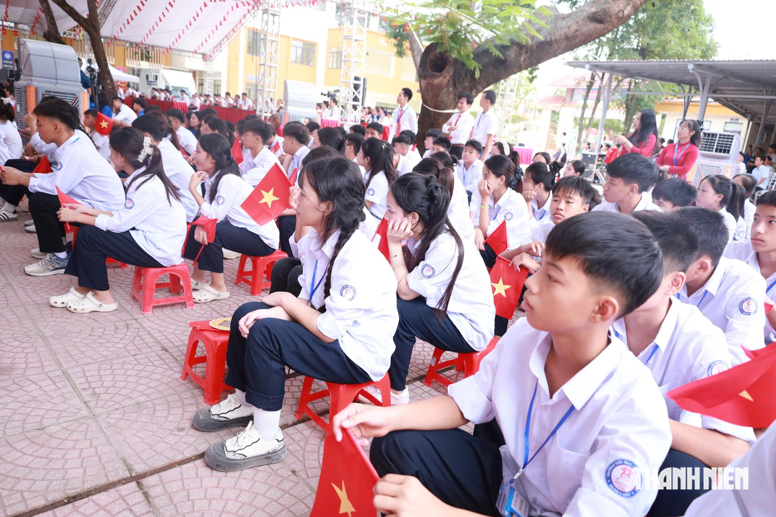 Khai giảng ở xã đảo duy nhất của Hà Nội, lần đầu đón học sinh lớp 10 - Ảnh 2.
